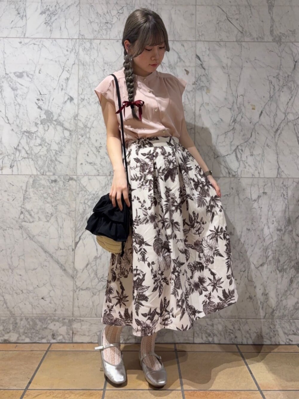 「夏コーデ、ピンクシャツ、お出かけコーデ、夏服、大人可愛い、大人かわいい、フェミニン、ピンクコーデ、ITS'DEMO」｜「ITS'DEMOの【清涼感／手洗い可】麻調前開きブラウス（シャツ/ブラウス、ピンク系）」を使った、ITS'DEMOスタッフさん（レディース・158cm）の夏コーディネートの2枚目の写真