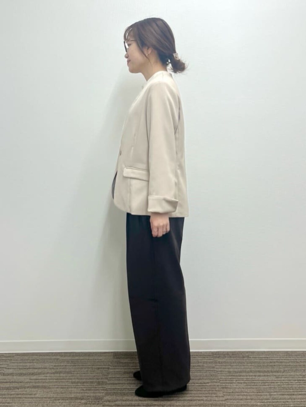 ベージュ系のノーカラージャケット、ホワイト系のシャツ/ブラウスを着用したレディースの冬コーディネートの2枚目の写真