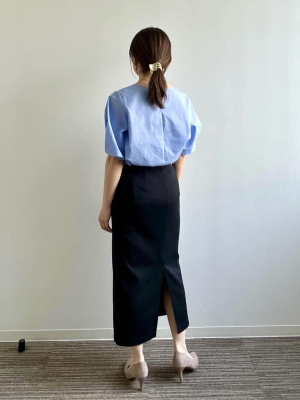 ブルー系のシャツ/ブラウスを着用したレディースの夏コーディネートの3枚目の写真