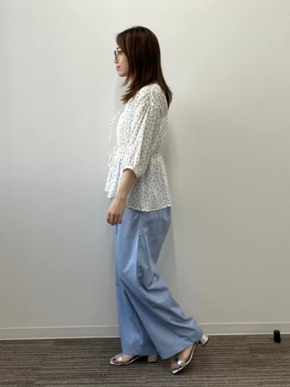ホワイト系のシャツ/ブラウスを着用したレディースの夏コーディネートの2枚目の写真