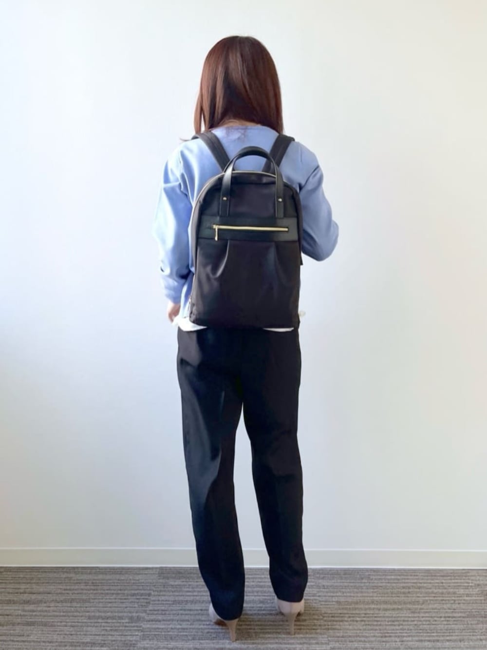 「オフィススタイル、お仕事コーデ、きれいめコーデ、キレイめ、パンツコーデ、カーディガン、ITSDEMO」｜「ITS'DEMOの【入卒／通勤／手洗い可／吸水速乾】ツイルテーパードパンツ（その他パンツ、ブラック系）」を使った、ITS'DEMOスタッフさん（レディース・156cm）の春コーディネートの5枚目の写真
