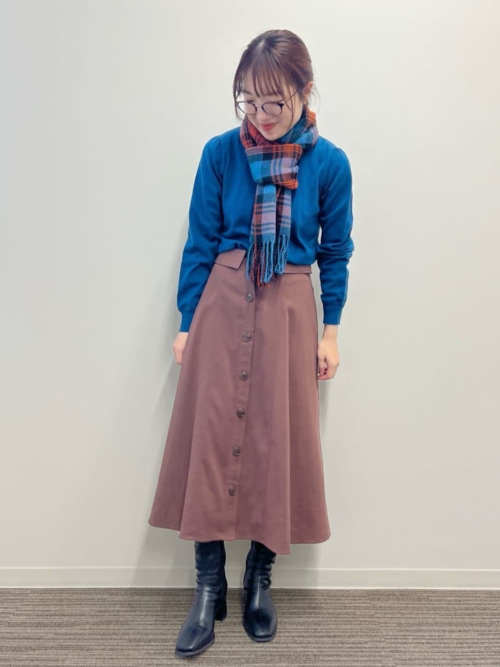 ブラック系のその他アウター、ブルー系のニット/セーター、ブラウン系のスカートを着用したレディースの冬コーディネートの4枚目の写真