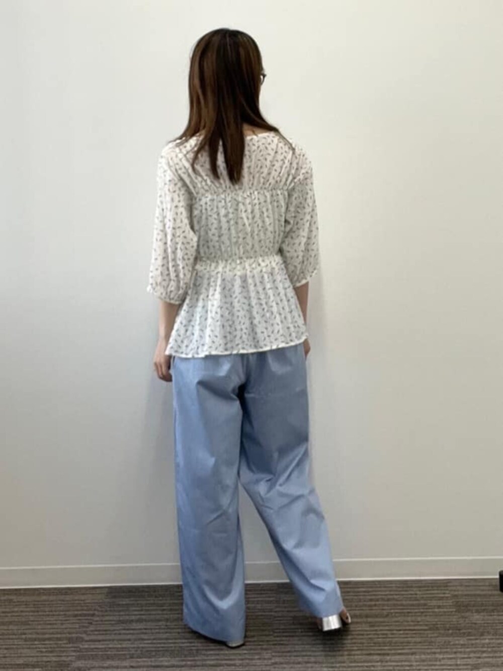 ホワイト系のシャツ/ブラウスを着用したレディースの夏コーディネートの3枚目の写真