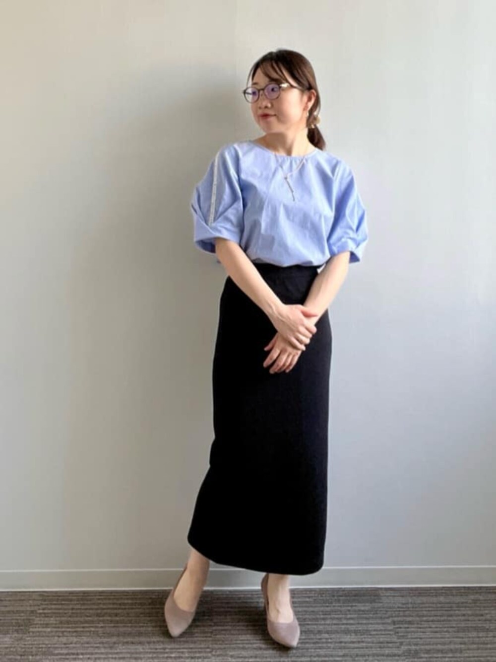 ブルー系のシャツ/ブラウスを着用したレディースの夏コーディネートの2枚目の写真