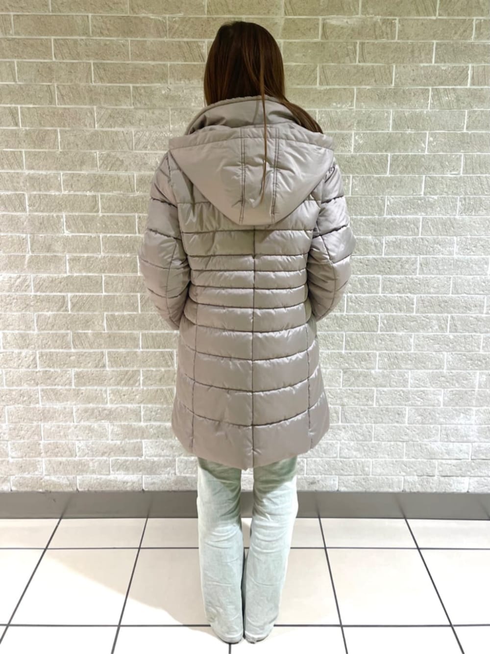 ブラウン系のその他アウター、レッド系のニット/セーターを着用したレディースの冬コーディネートの3枚目の写真