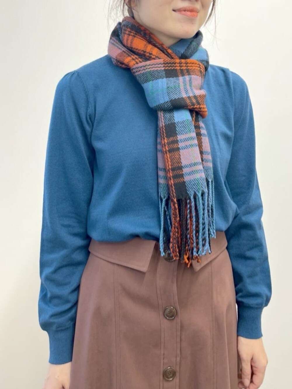 ブラック系のその他アウター、ブルー系のニット/セーター、ブラウン系のスカートを着用したレディースの冬コーディネートの5枚目の写真