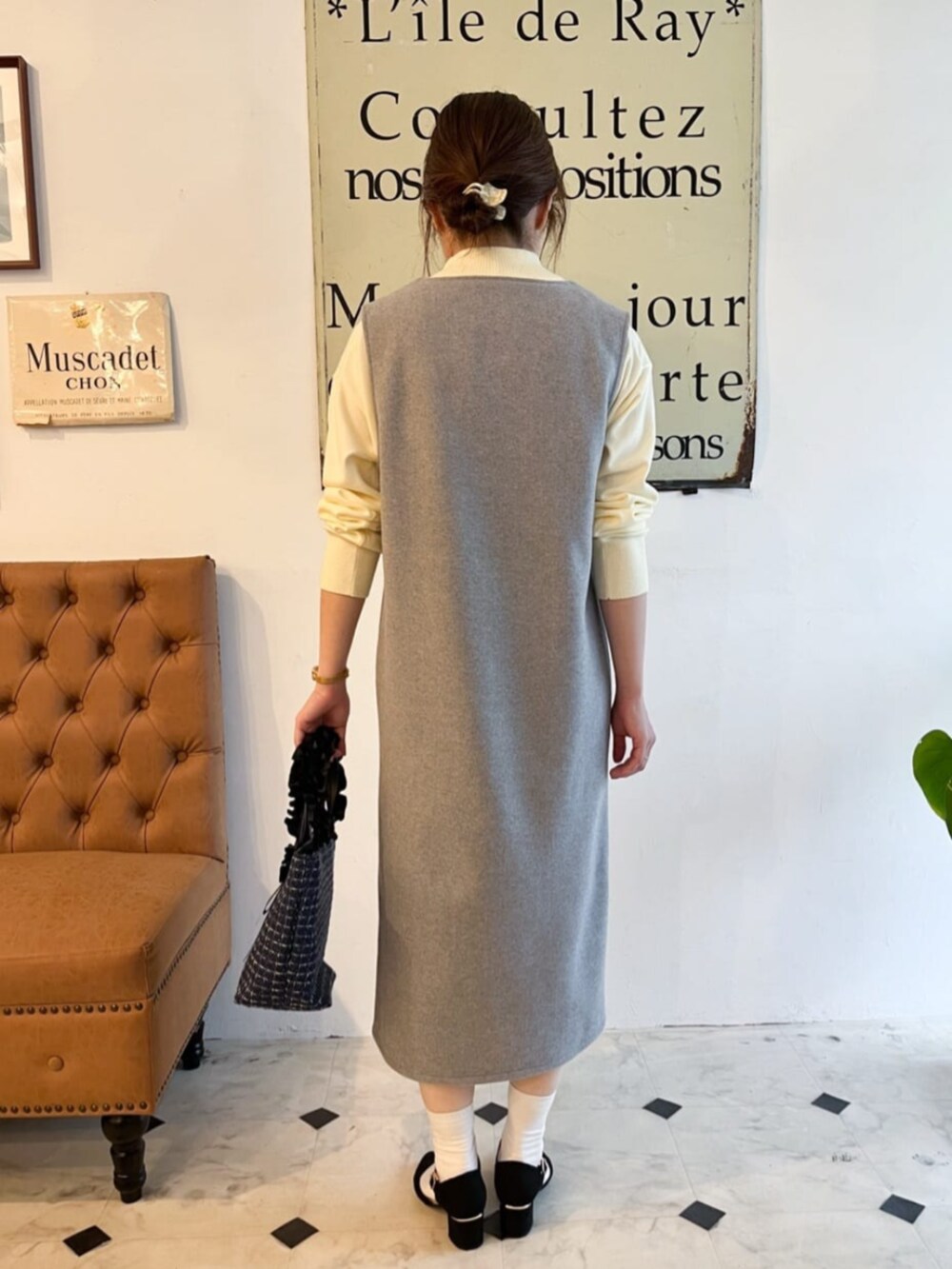 グレー系のスカート、ブルー系のハンドバッグを着用したレディースの秋コーディネートの3枚目の写真