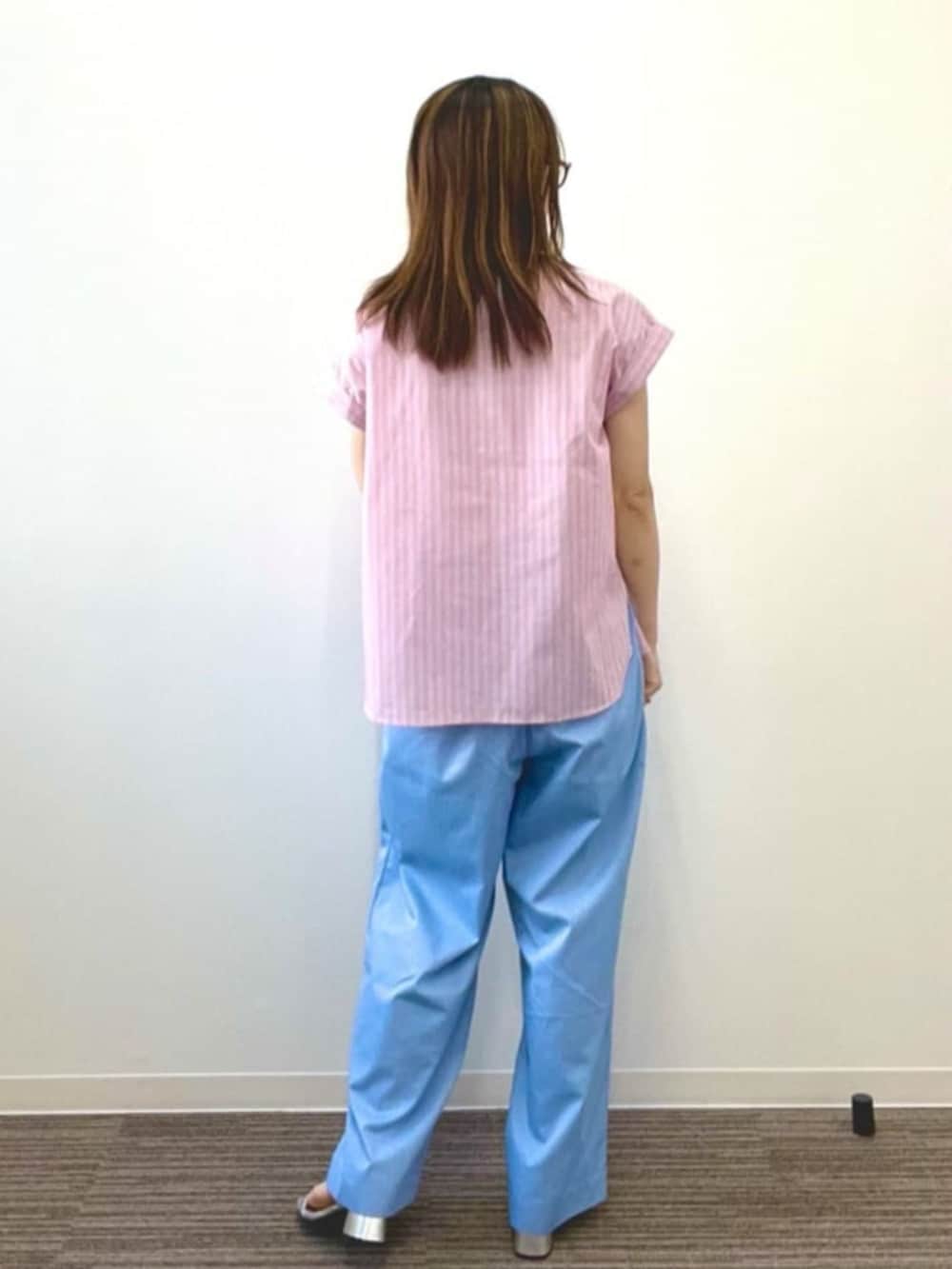 ピンク系のシャツ/ブラウスを着用したレディースの夏コーディネートの4枚目の写真