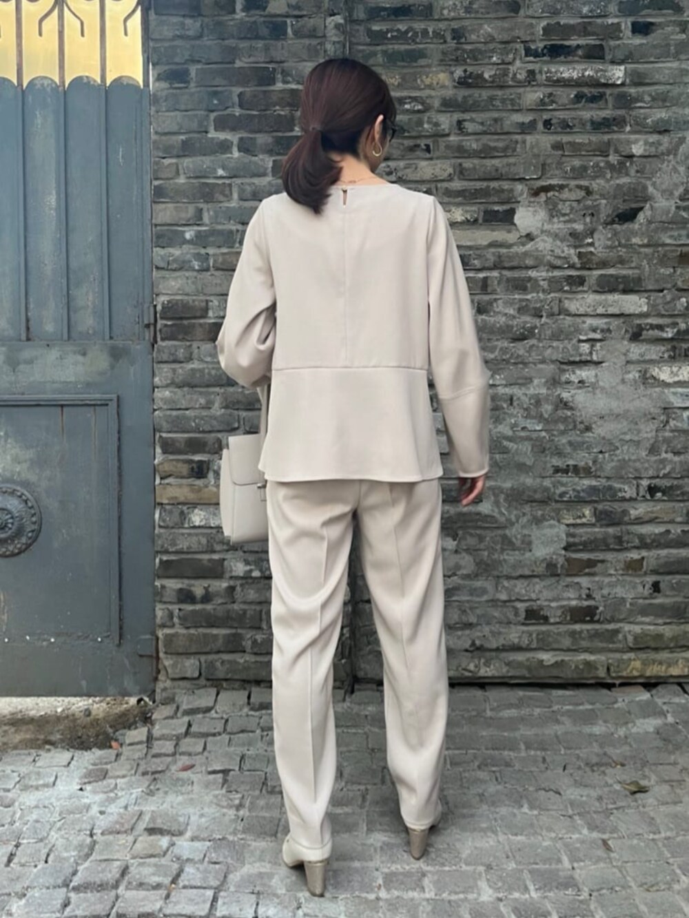 ベージュ系のノーカラージャケット、ベージュ系のシャツ/ブラウス、ベージュ系のその他パンツを着用したレディースの冬コーディネートの4枚目の写真