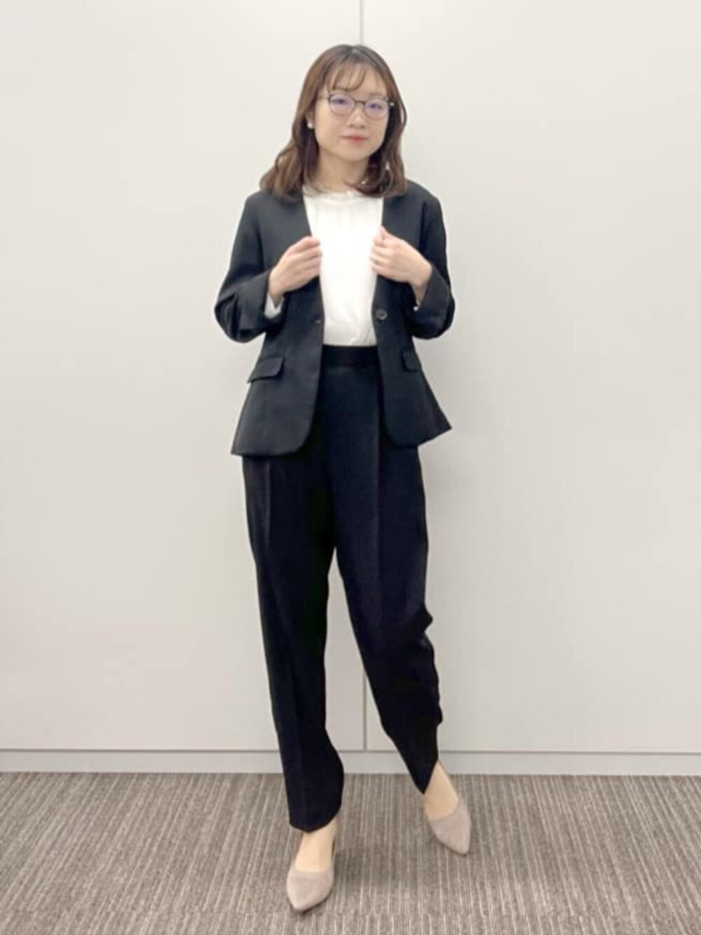 ブラック系のその他パンツ、ブラック系のノーカラージャケット、ホワイト系のシャツ/ブラウスを着用したレディースの冬コーディネートの2枚目の写真