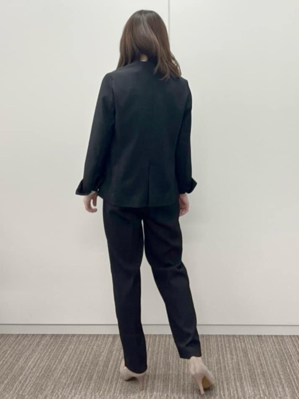 ブラック系のその他パンツ、ブラック系のノーカラージャケット、ホワイト系のシャツ/ブラウスを着用したレディースの冬コーディネートの4枚目の写真