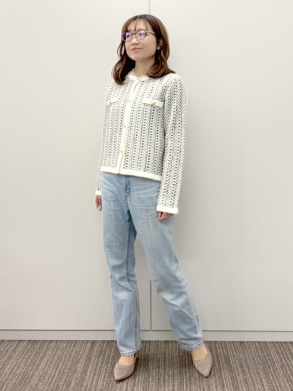 ブラック系のその他パンツ、ホワイト系のシャツ/ブラウス、ホワイト系のノーカラージャケットを着用したレディースの冬コーディネートの5枚目の写真