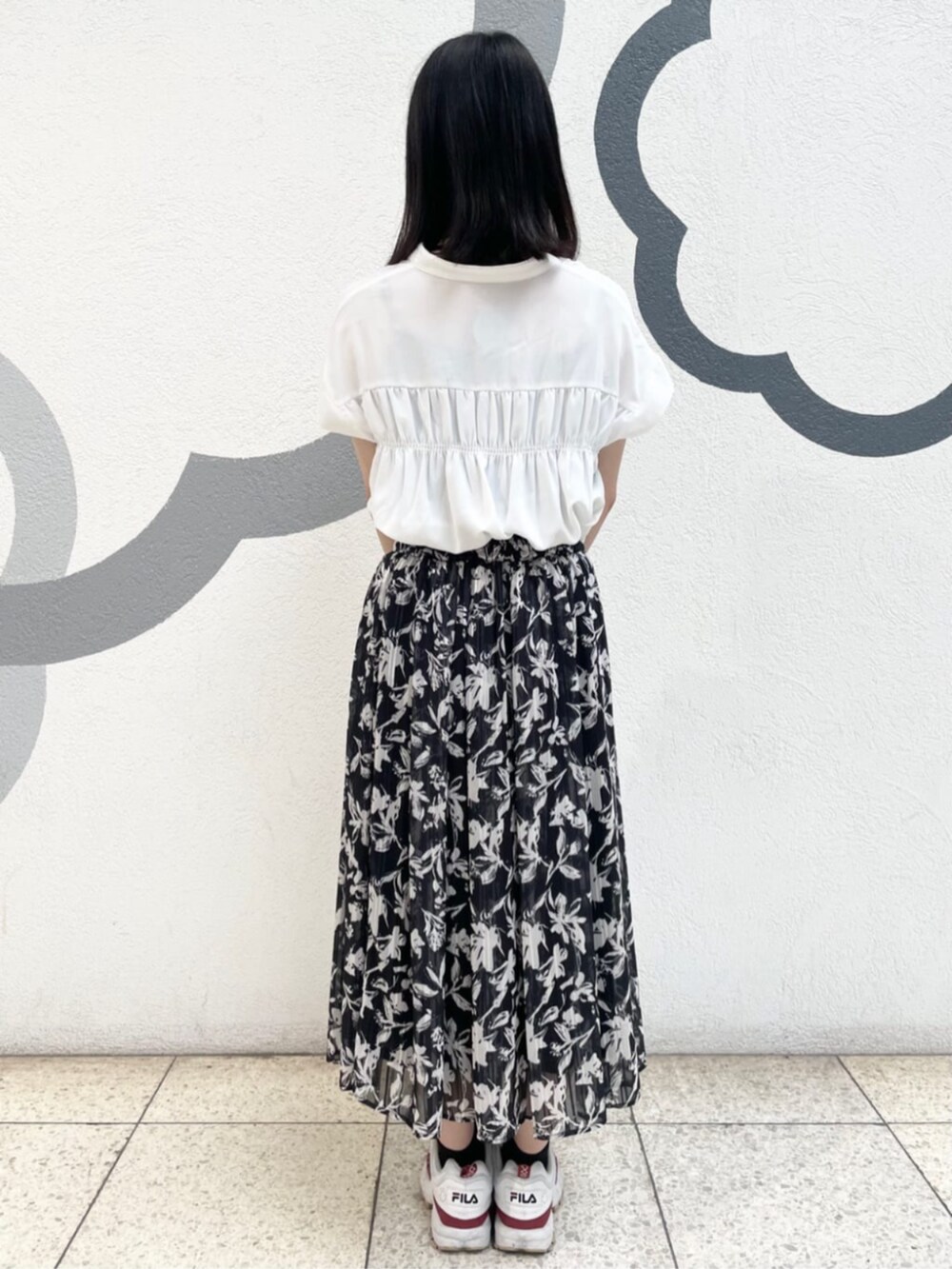 ホワイト系のシャツ/ブラウス、ブラック系のスカート、ブルー系のトートバッグを着用したレディースの夏コーディネートの3枚目の写真