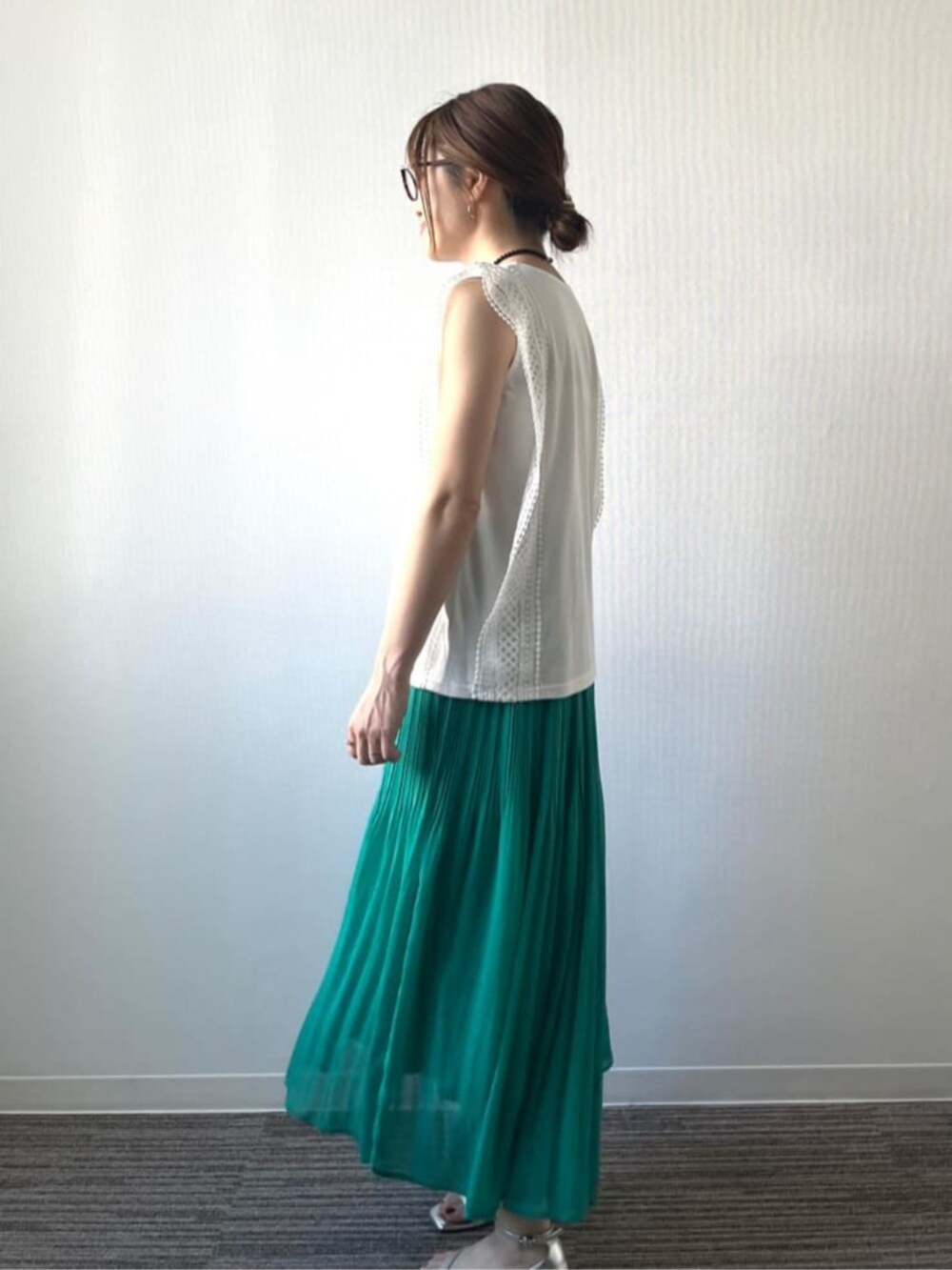 「ノースリーブ、夏ファッション、きれいめコーデ、プリーツスカート、涼しげコーデ、フェミニンコーデ、ITS'DEMO」｜「ITS'DEMOの【洗濯機OK】ショルダーレースプルオーバー（Tシャツ/カットソー、ホワイト系）」を使った、ITS'DEMOスタッフさん（レディース・156cm）の夏コーディネートの5枚目の写真