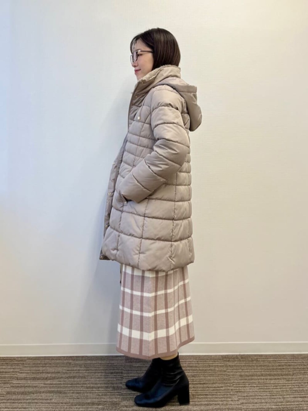 ベージュ系のセットアップ、ブラウン系のその他アウターを着用したレディースの冬コーディネートの2枚目の写真