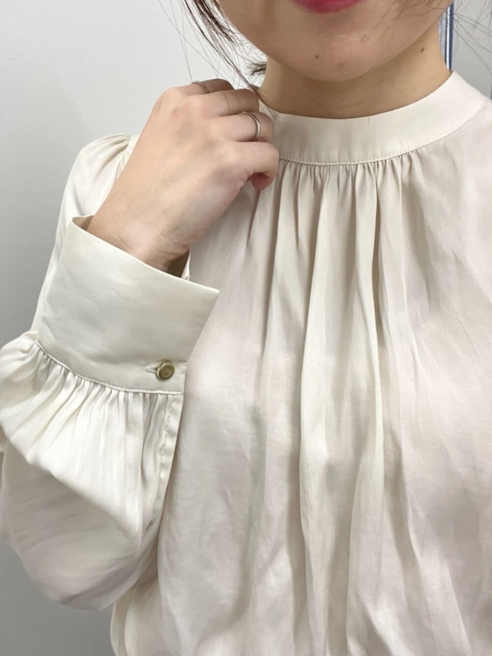 ベージュ系のノーカラージャケット、ホワイト系のシャツ/ブラウスを着用したレディースの冬コーディネートの7枚目の写真