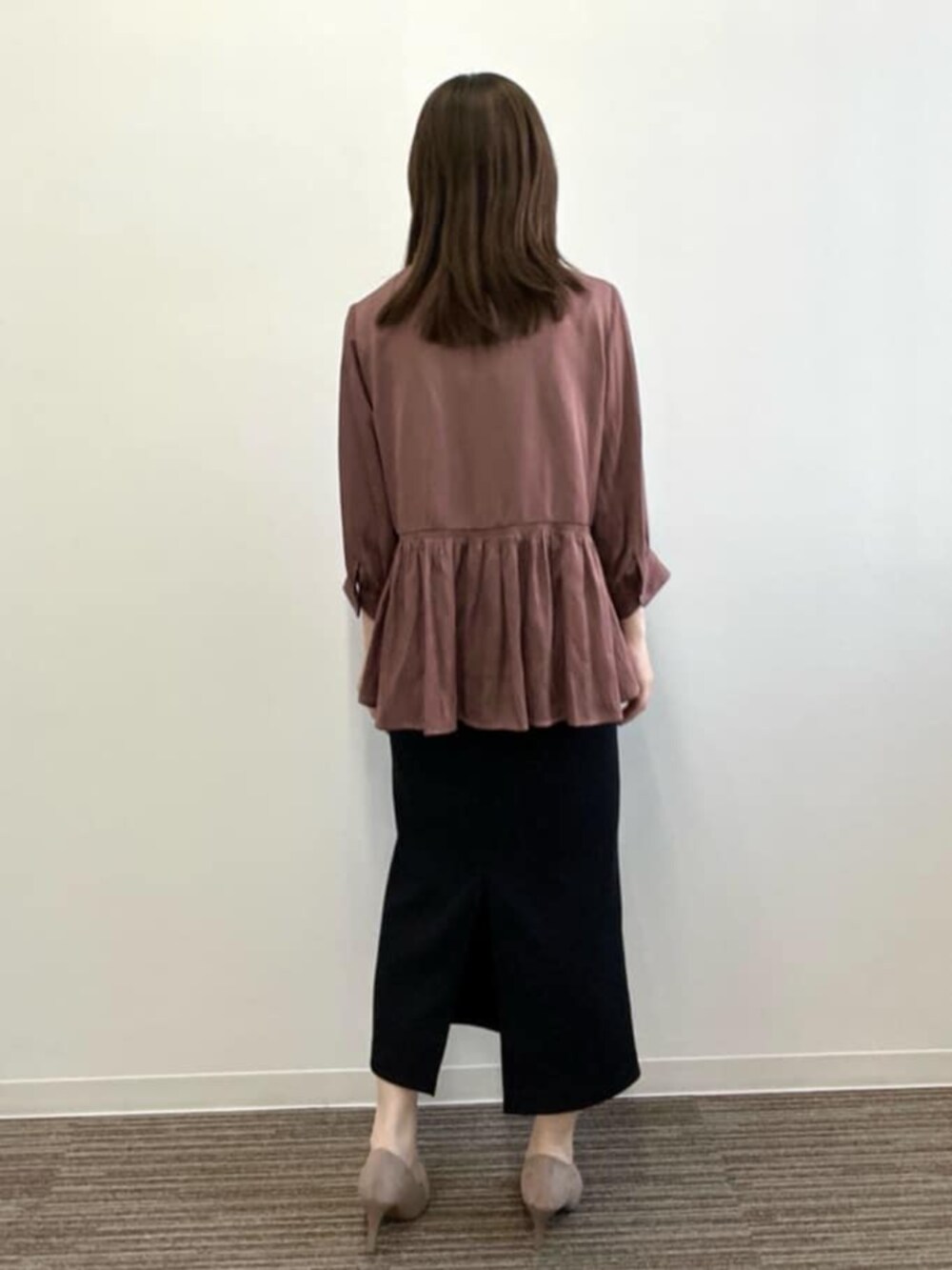 ブラウン系のシャツ/ブラウスを着用したレディースの秋コーディネートの3枚目の写真