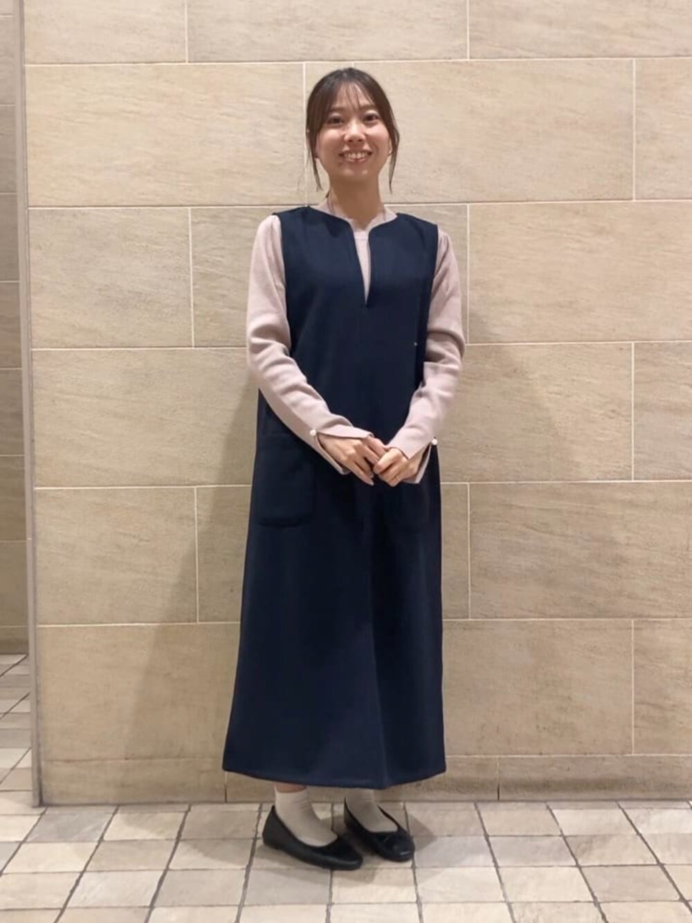 ブルー系のスカートを着用したレディースの冬コーディネートの2枚目の写真