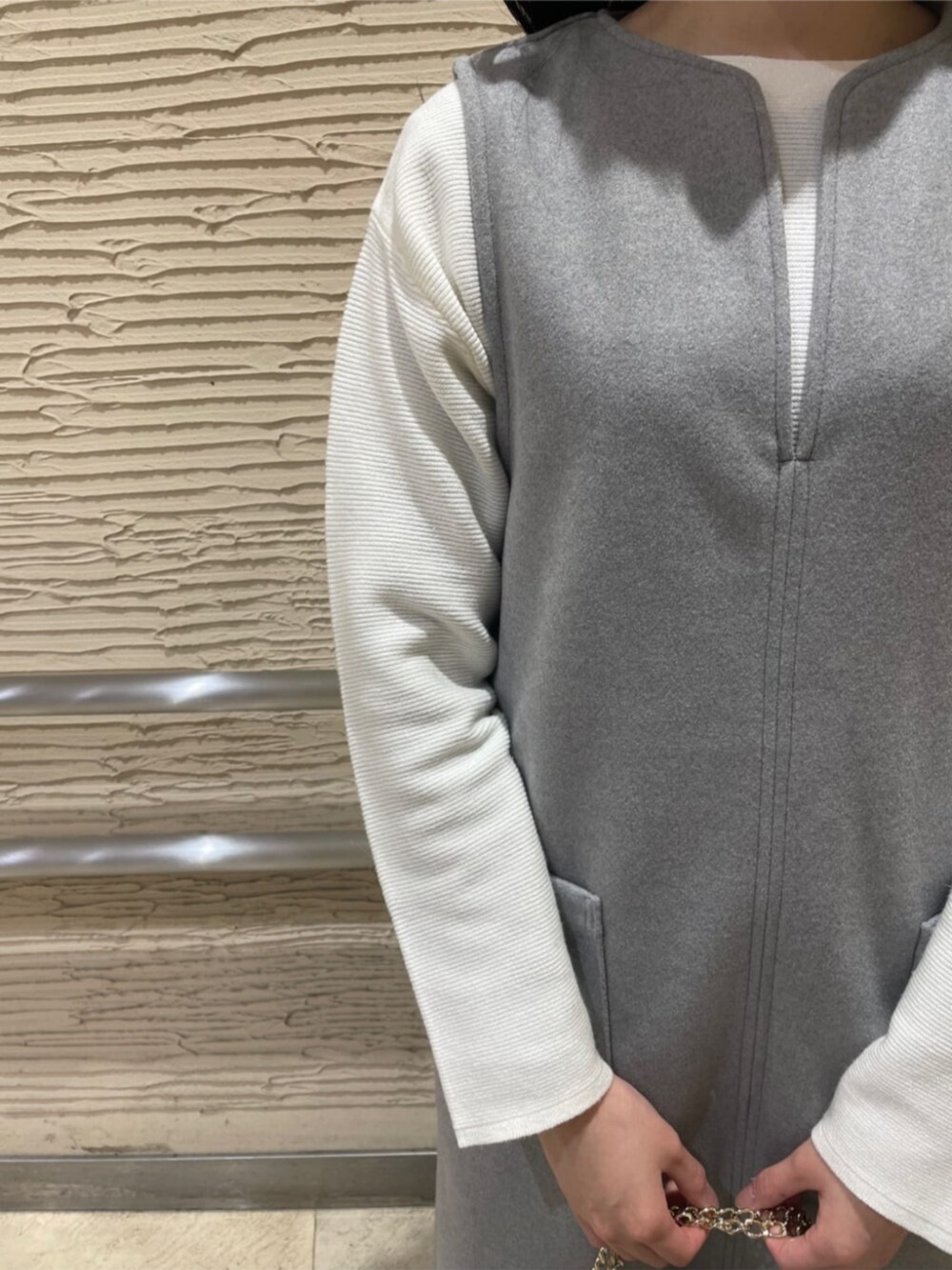 「キレイめカジュアル、モノトーン、ラメニット、ジャンスカ、メルトン、ツイードバッグ、ITSDEMO」｜「ITS'DEMOの【履き心地柔らか／太めヒール／M・Lサイズ展開】ラインヒールブーツ（ブーツ、ブラック系）」を使った、ITS'DEMOスタッフさん（レディース・158cm）の冬コーディネートの4枚目の写真