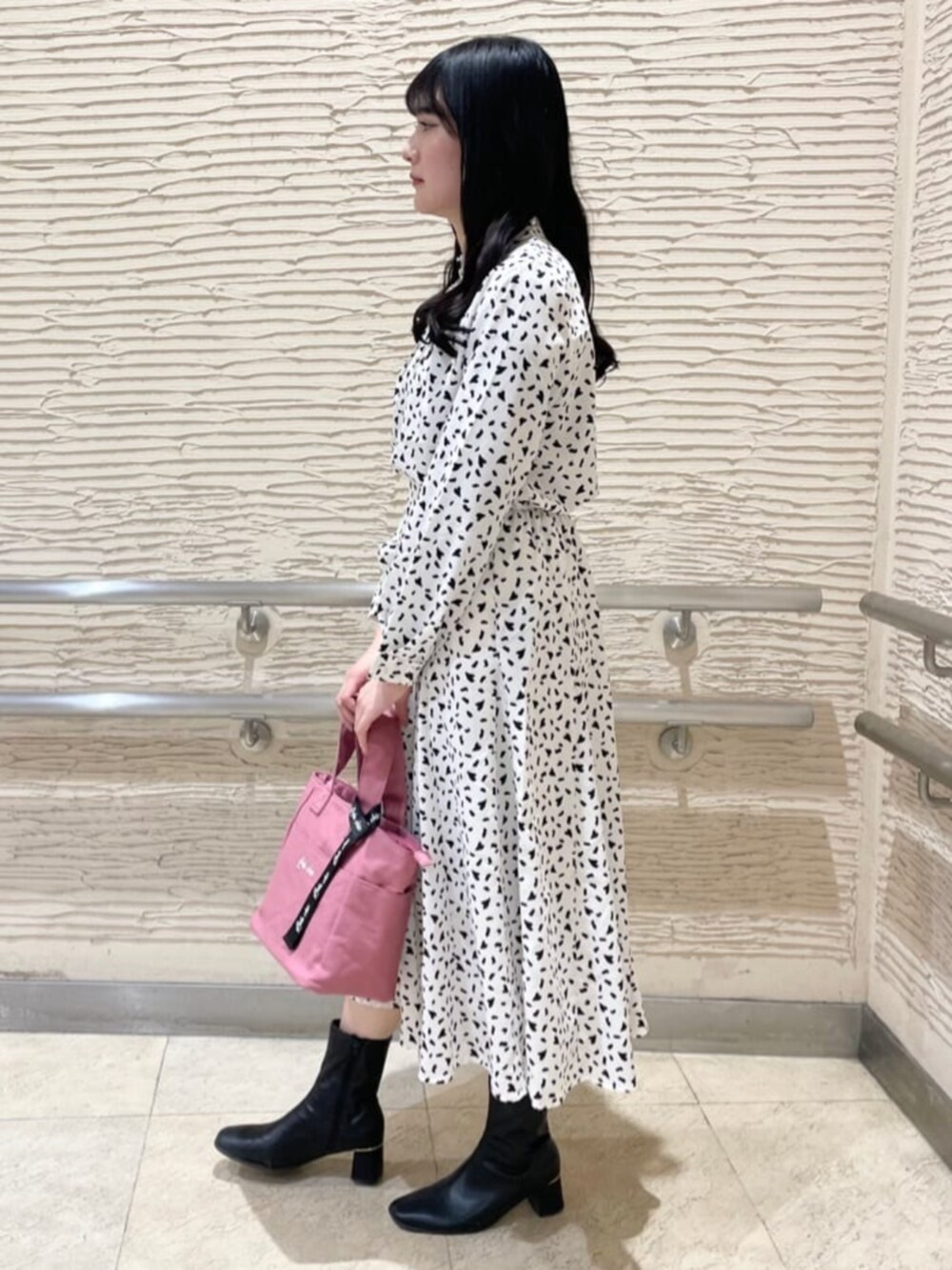 ホワイト系のシャツ/ブラウス、ホワイト系のスカート、ピンク系のハンドバッグを着用したレディースの冬コーディネートの2枚目の写真