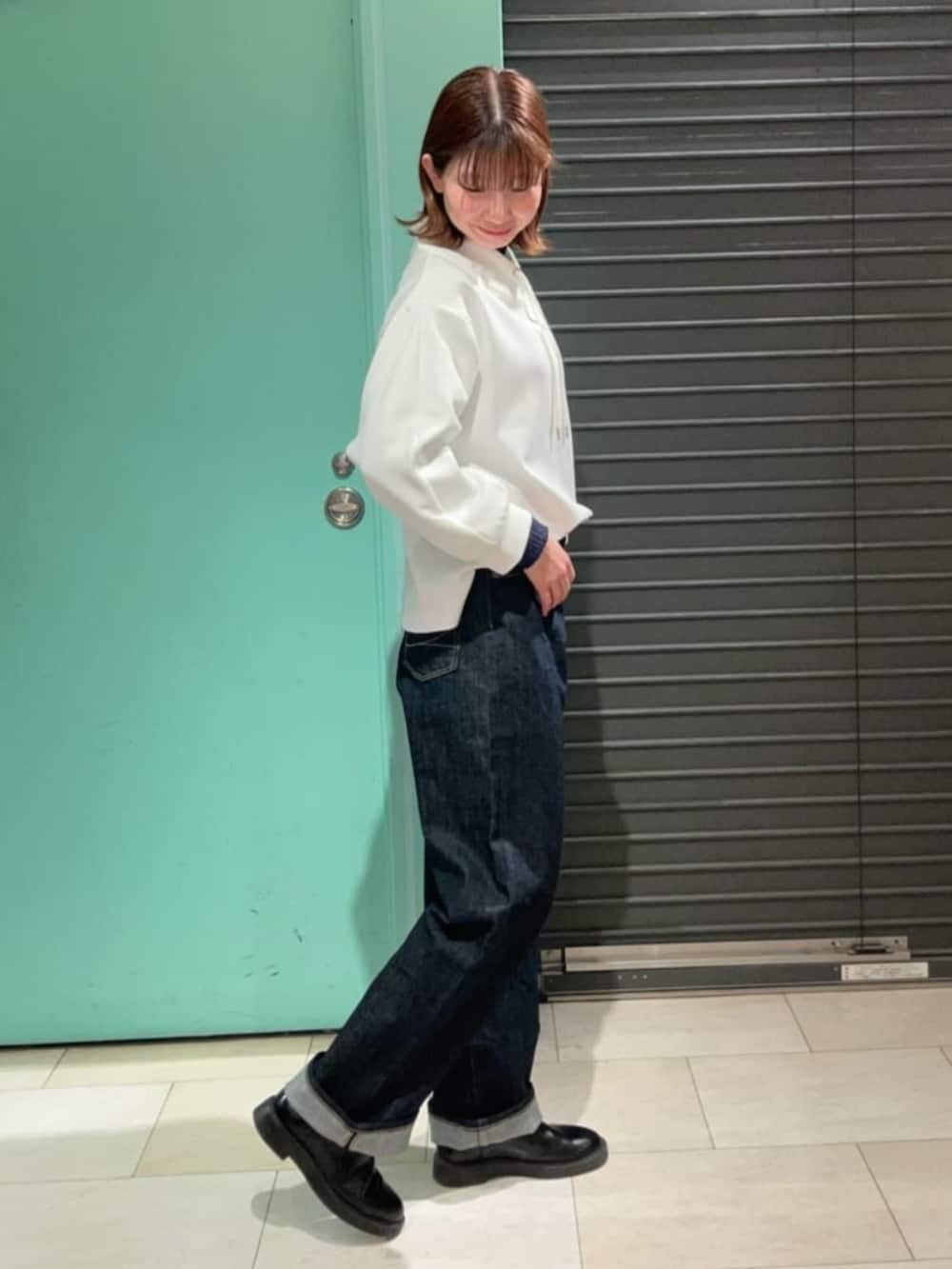 「LEE、Lee別注バッグ、大人カジュアル、カジュアルコーデ、デニムパンツ、イエローバッグ、ITSDEMO」｜「ITS'DEMOの【手洗い可】ラメリブボトルネックニット（ニット/セーター、ブルー系）」を使った、ITS'DEMOスタッフさん（レディース・167cm）の冬コーディネートの2枚目の写真