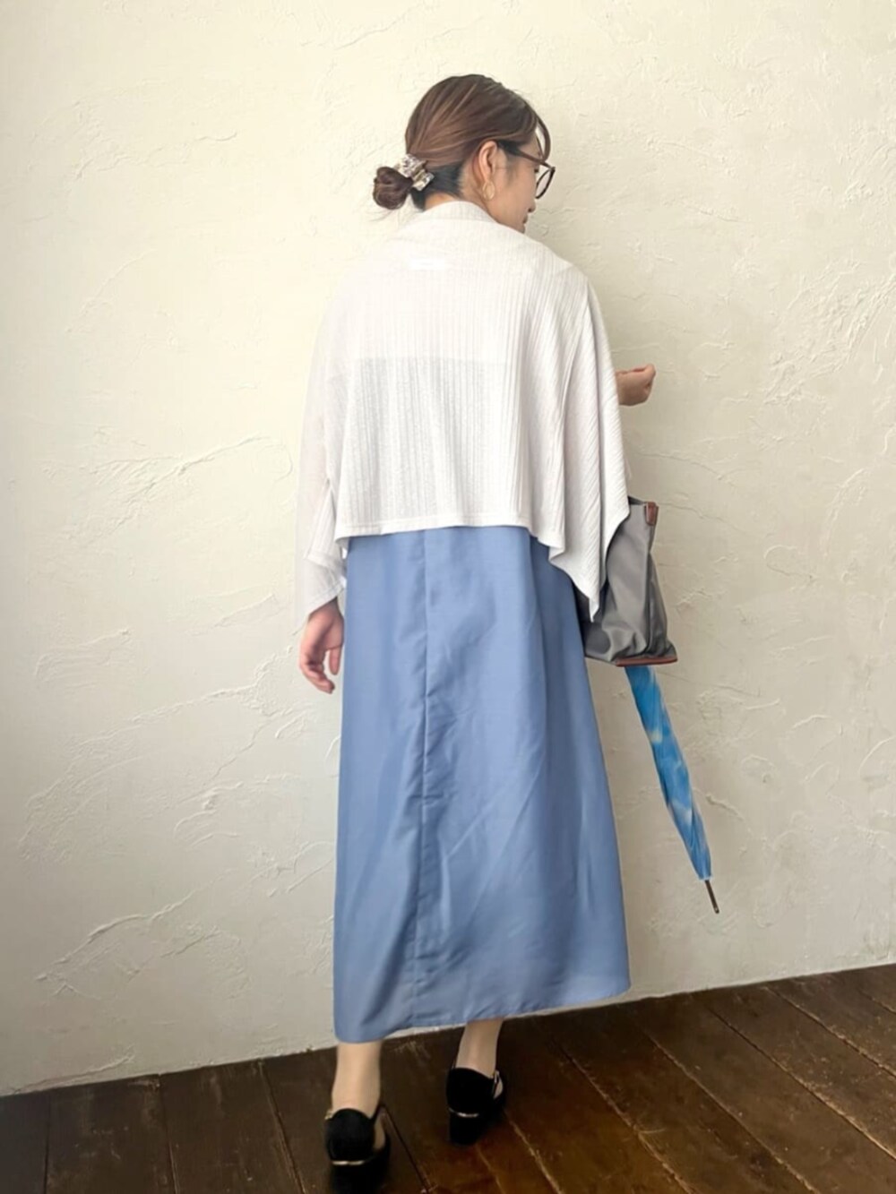 グレー系のカーディガン/ボレロ、ブルー系のワンピースを着用したレディースの夏コーディネートの3枚目の写真