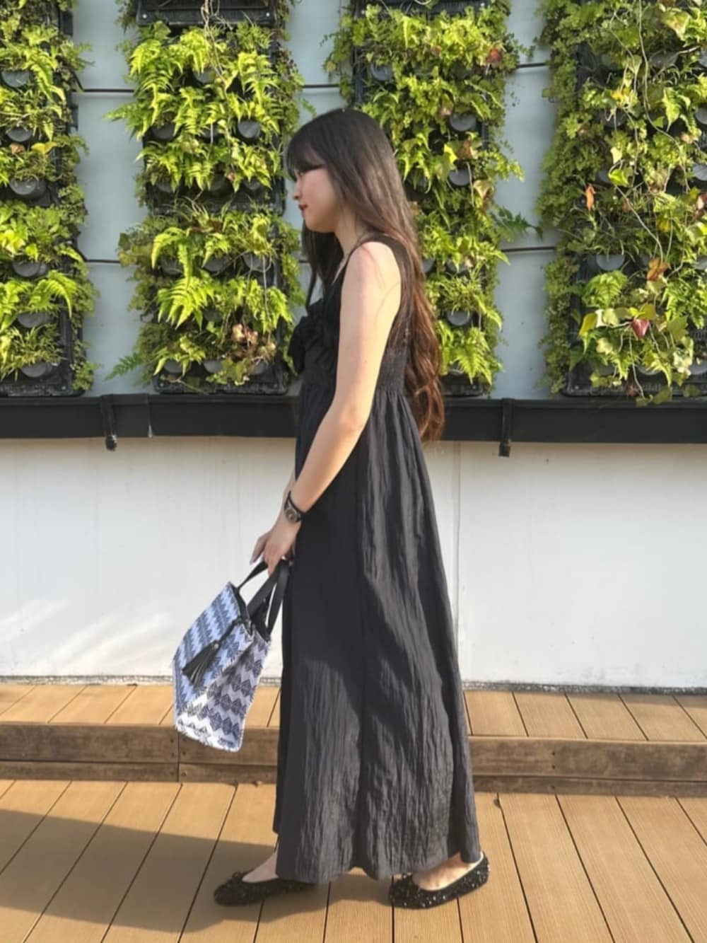 「夏ファッション、大人かわいい、オトナカジュアル、ワンピースコーデ、夏のワントーンコーデ、夏の黒ワンピ、夏のブラックコーデ、ブラックコーデ、フェミニン×カジュアル、ITS’DEMO」｜「ITS'DEMOの【手洗い可】ワッシャーサテンキャミワンピース（ワンピース、ブラック系）」を使った、ITS'DEMOスタッフさん（レディース・163cm）の春コーディネートの3枚目の写真