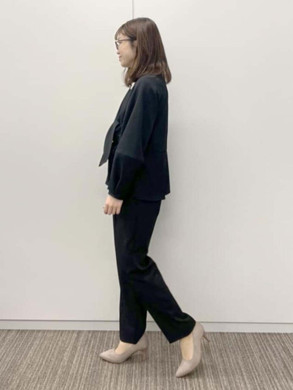 ブラック系のシャツ/ブラウス、ブラック系のその他パンツを着用したレディースの冬コーディネートの2枚目の写真