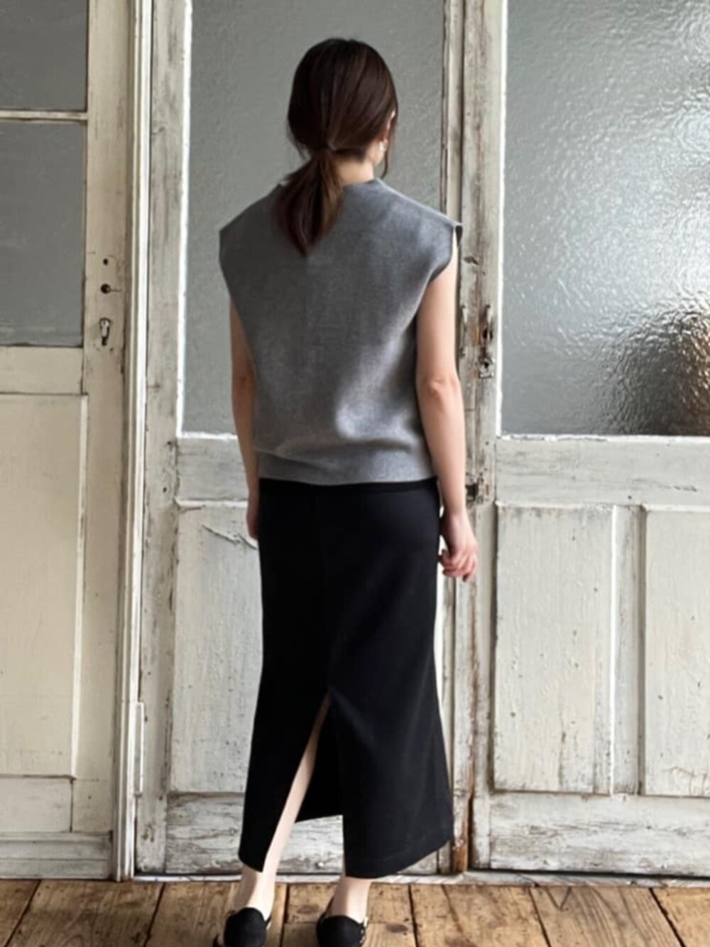 グレー系のニット/セーターを着用したレディースの秋コーディネートの3枚目の写真