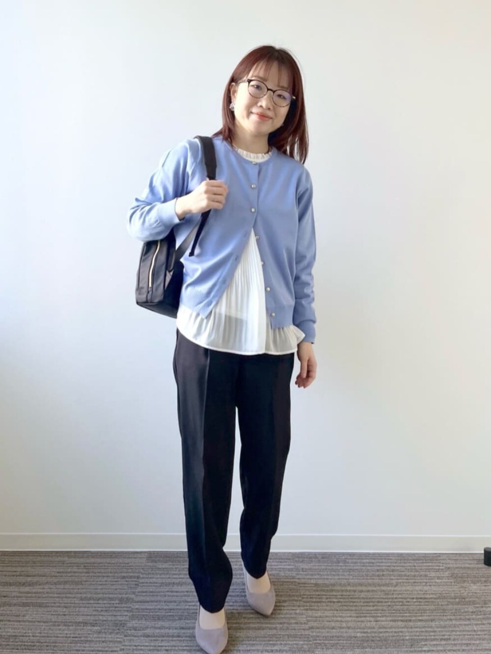「オフィススタイル、お仕事コーデ、きれいめコーデ、キレイめ、パンツコーデ、カーディガン、ITSDEMO」｜「ITS'DEMOの【入卒／通勤／手洗い可／吸水速乾】ツイルテーパードパンツ（その他パンツ、ブラック系）」を使った、ITS'DEMOスタッフさん（レディース・156cm）の春コーディネートの3枚目の写真