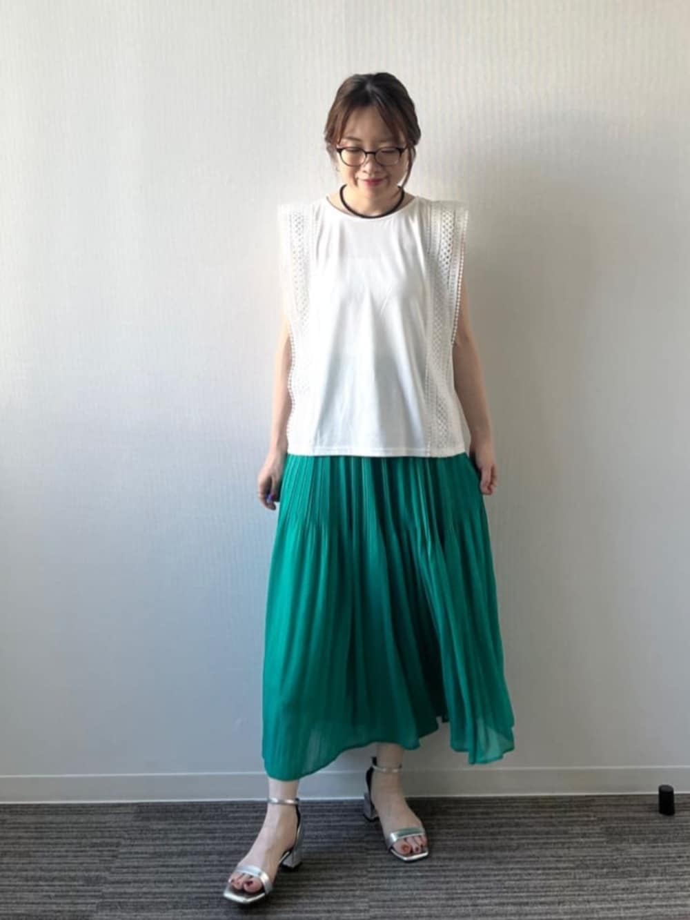「ノースリーブ、夏ファッション、きれいめコーデ、プリーツスカート、涼しげコーデ、フェミニンコーデ、ITS'DEMO」｜「ITS'DEMOの【洗濯機OK】ショルダーレースプルオーバー（Tシャツ/カットソー、ホワイト系）」を使った、ITS'DEMOスタッフさん（レディース・156cm）の夏コーディネートの4枚目の写真