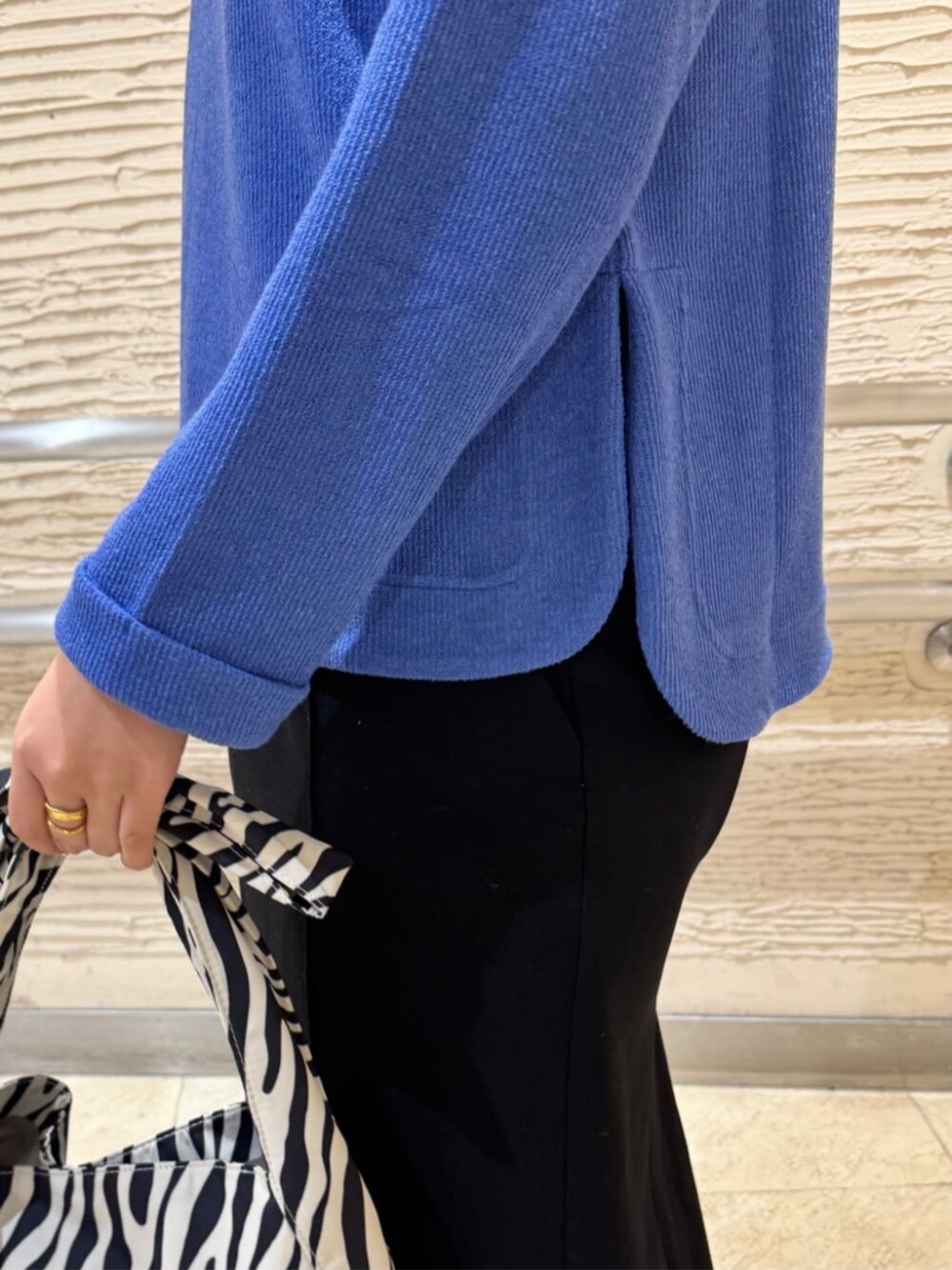 ブラック系のブーツ、ブルー系のTシャツ/カットソー、ブラック系のトートバッグを着用したレディースの冬コーディネートの5枚目の写真