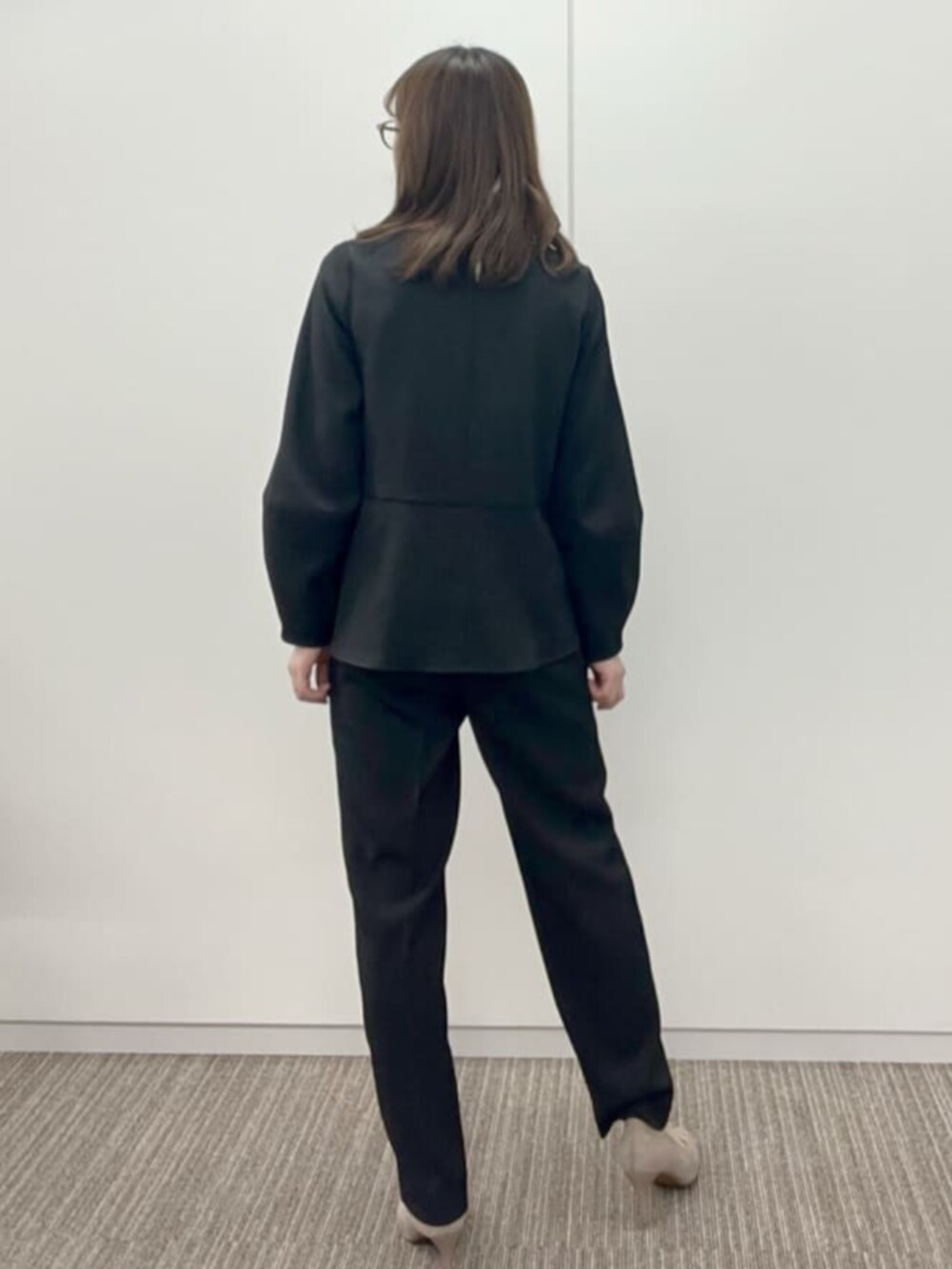 ブラック系のシャツ/ブラウス、ブラック系のその他パンツを着用したレディースの冬コーディネートの3枚目の写真