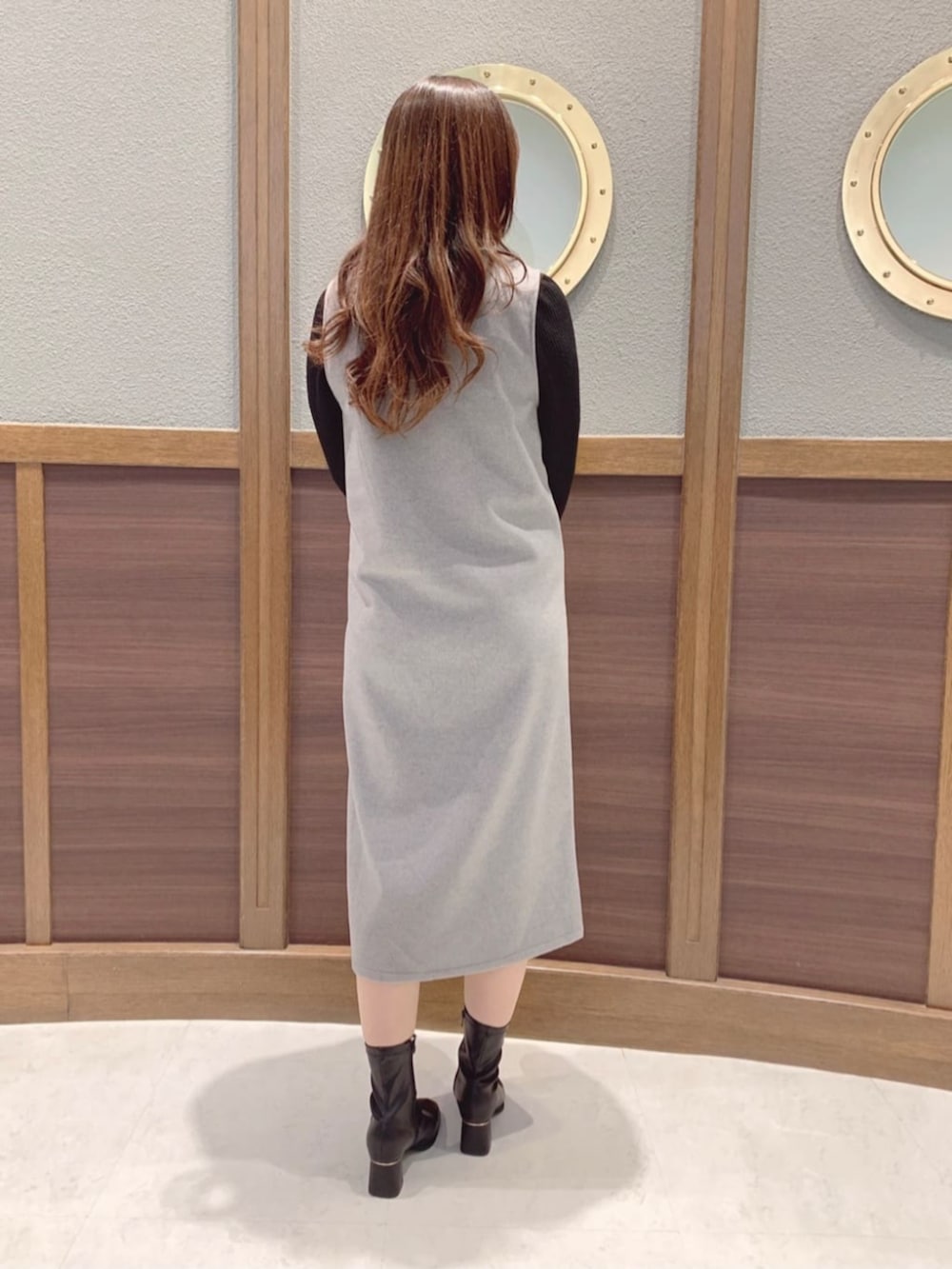 「きれいめカジュアル、ワンピース、ジャンパースカート、モノトーン、メルトン、秋冬コーデ、キティちゃんコラボ」｜「ITS'DEMOの【履き心地柔らか／太めヒール／M・Lサイズ展開】ラインヒールブーツ（ブーツ、ブラック系）」を使った、ITS'DEMOスタッフさん（レディース・160cm）の秋コーディネートの3枚目の写真