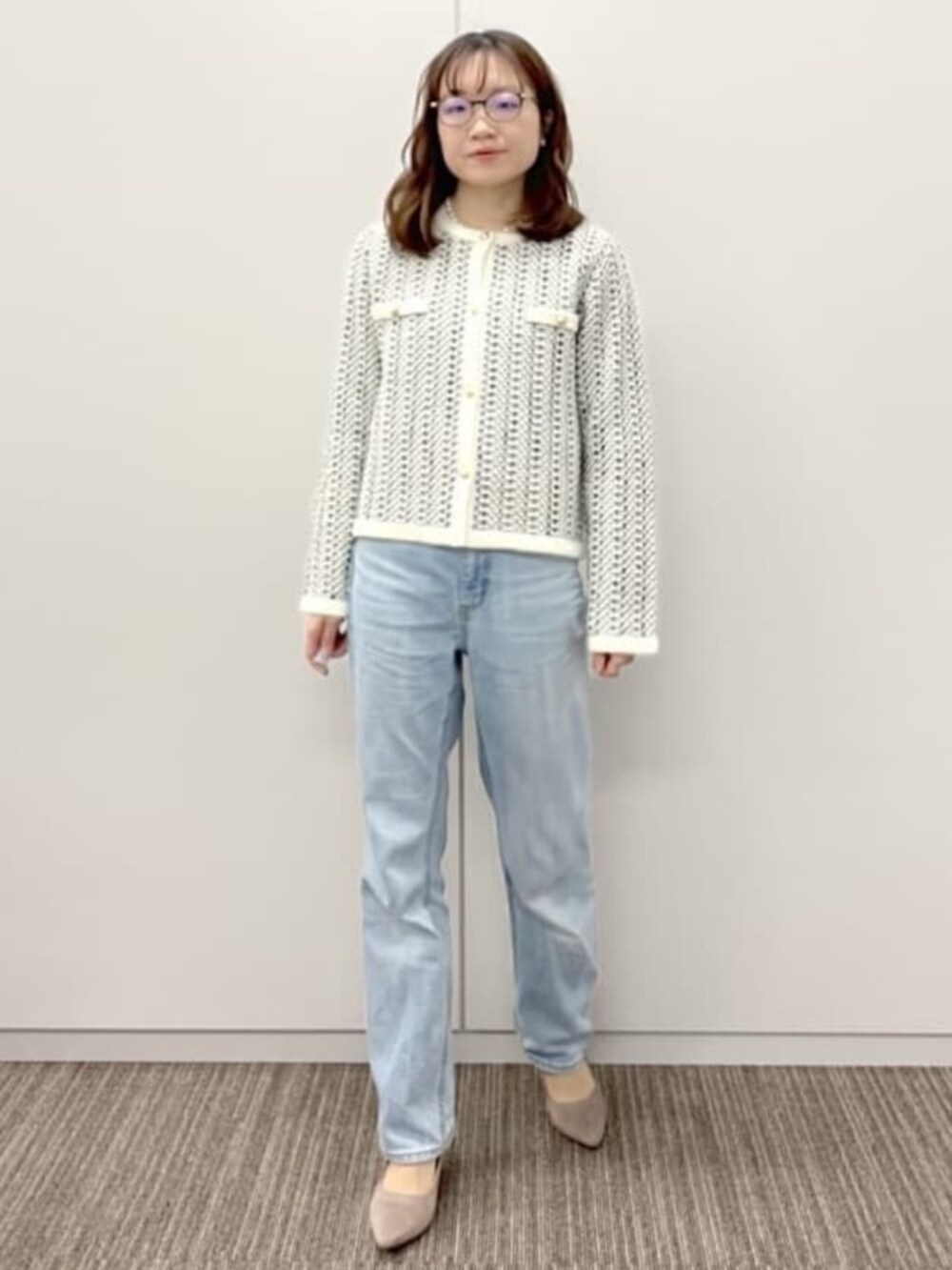 ブラック系のその他パンツ、ホワイト系のシャツ/ブラウス、ホワイト系のノーカラージャケットを着用したレディースの冬コーディネートの4枚目の写真