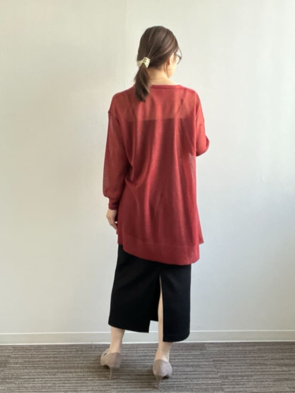 レッド系のカーディガン/ボレロを着用したレディースの夏コーディネートの3枚目の写真