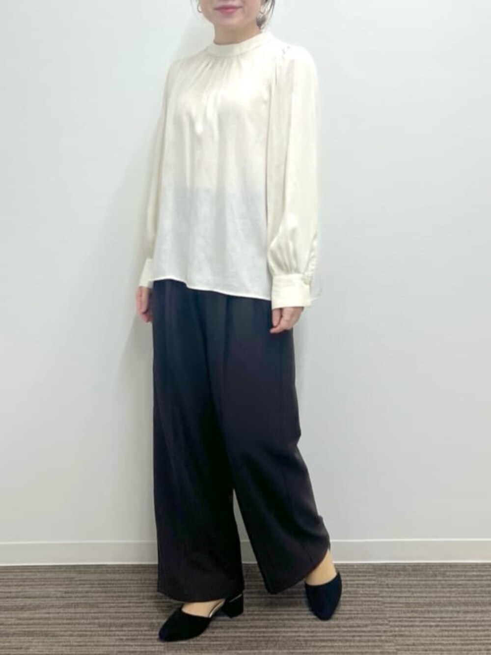 ベージュ系のノーカラージャケット、ホワイト系のシャツ/ブラウスを着用したレディースの冬コーディネートの4枚目の写真