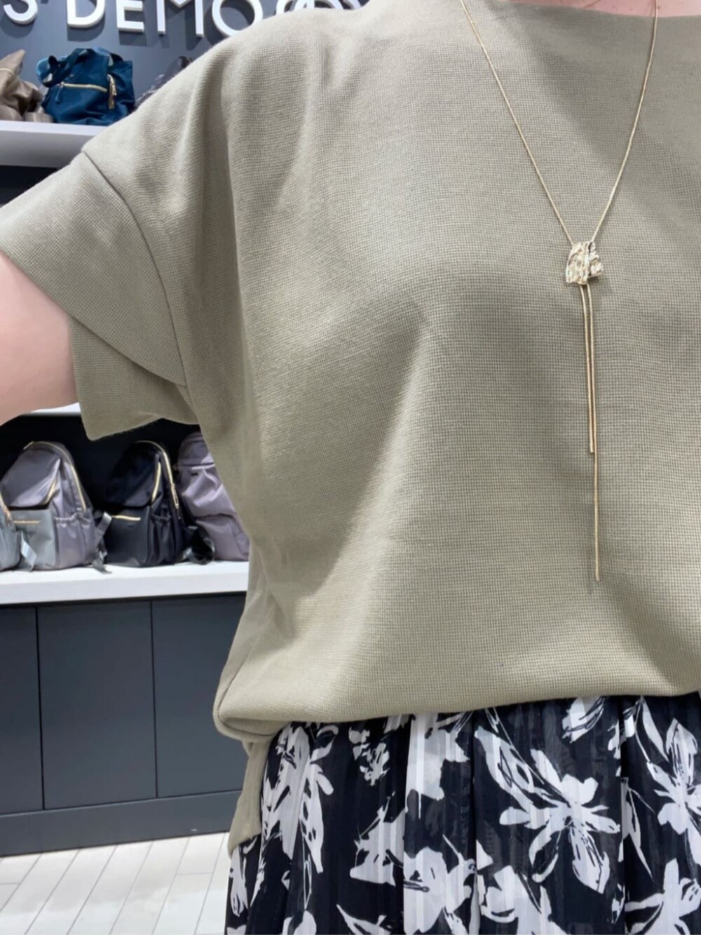 グリーン系のTシャツ/カットソー、ブルー系のスカートを着用したレディースの夏コーディネートの4枚目の写真