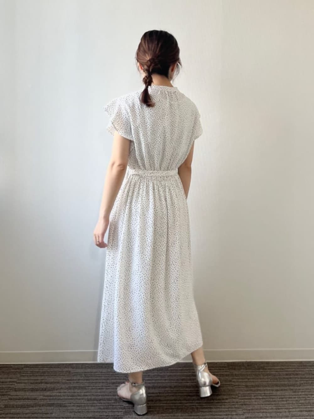 ホワイト系のワンピースを着用したレディースの夏コーディネートの3枚目の写真