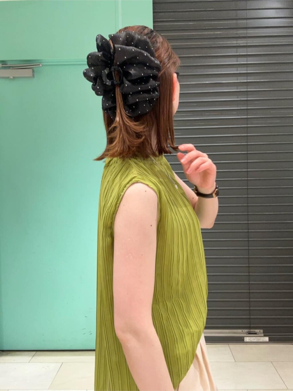 ブラック系のその他シューズ、イエロー系のシャツ/ブラウス、ベージュ系のその他パンツを着用したレディースの夏コーディネートの4枚目の写真