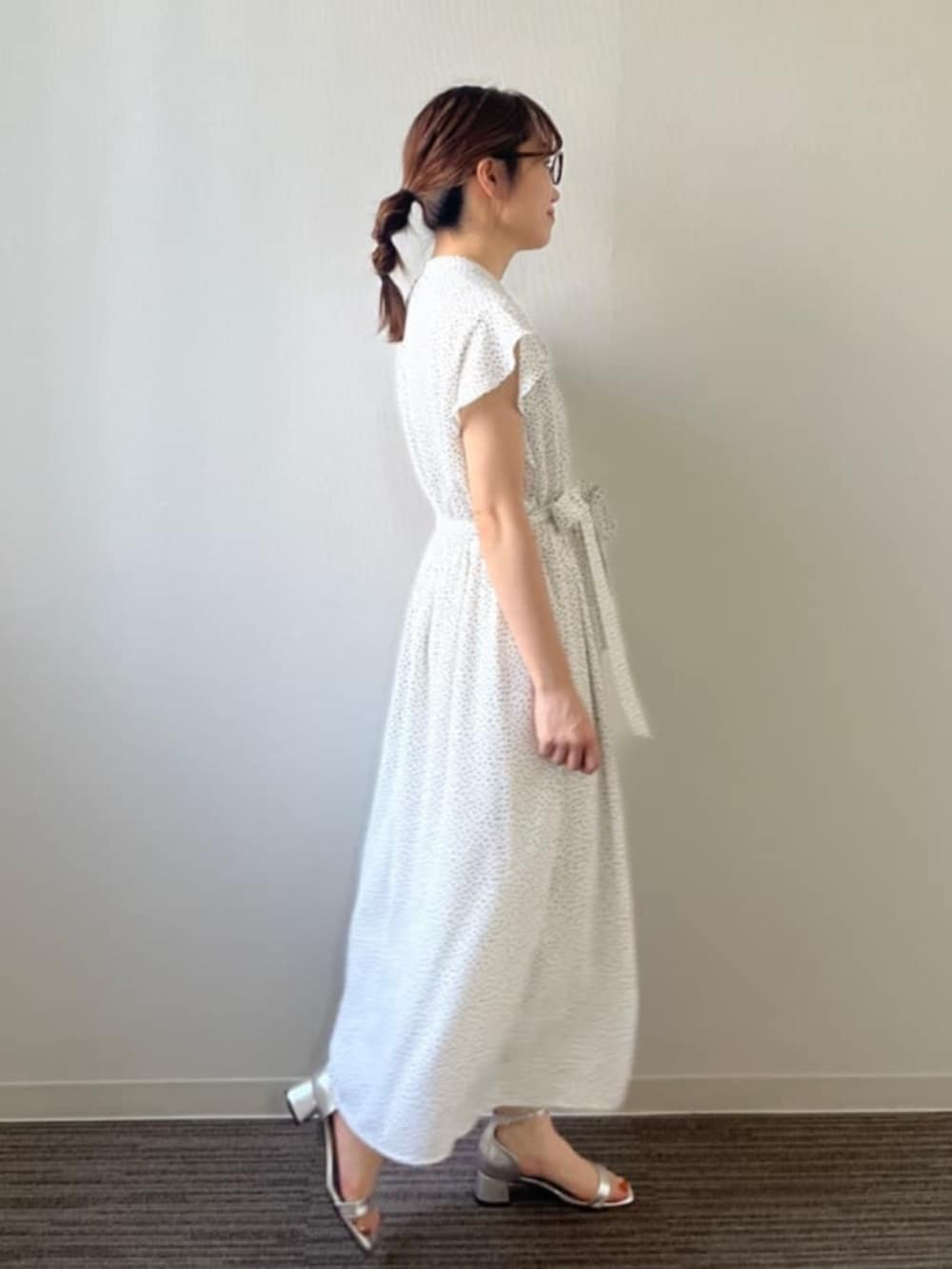 ホワイト系のワンピースを着用したレディースの夏コーディネートの2枚目の写真