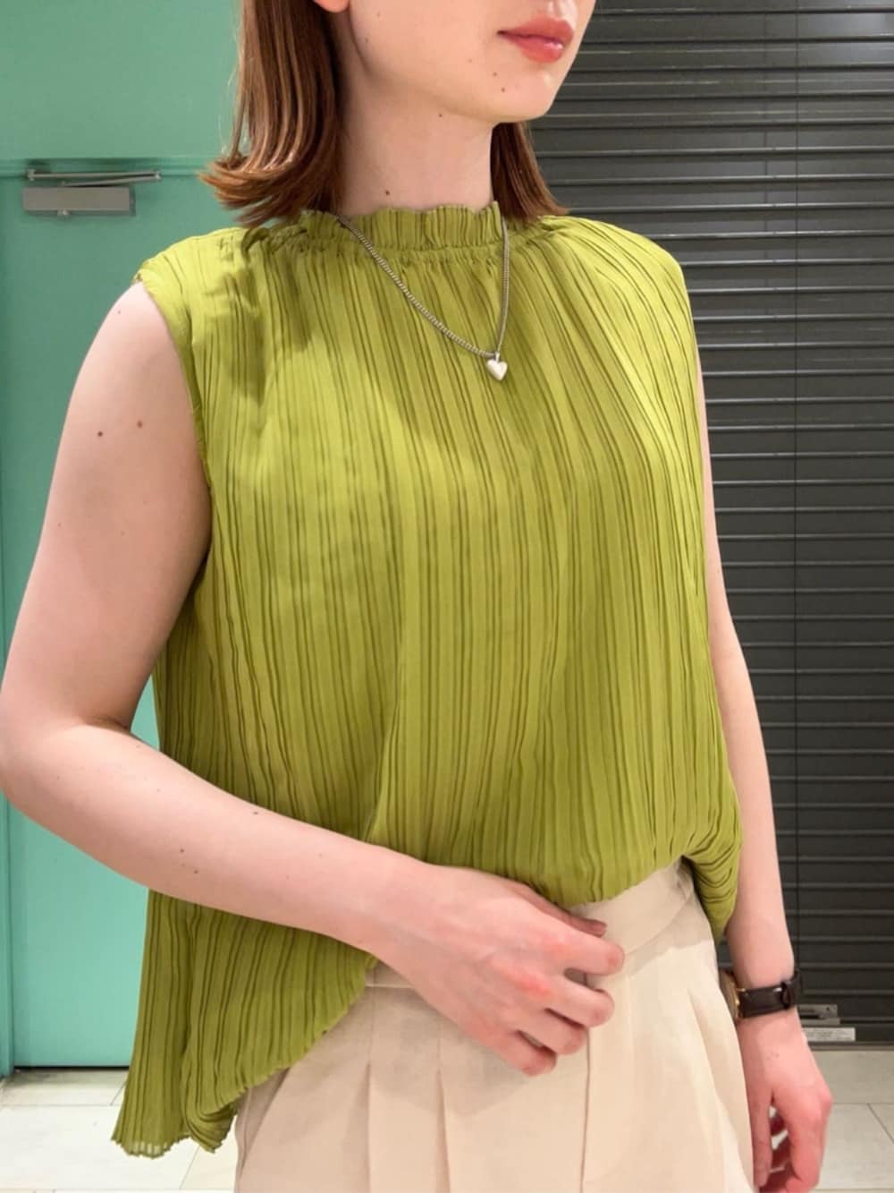 ブラック系のその他シューズ、イエロー系のシャツ/ブラウス、ベージュ系のその他パンツを着用したレディースの夏コーディネートの5枚目の写真