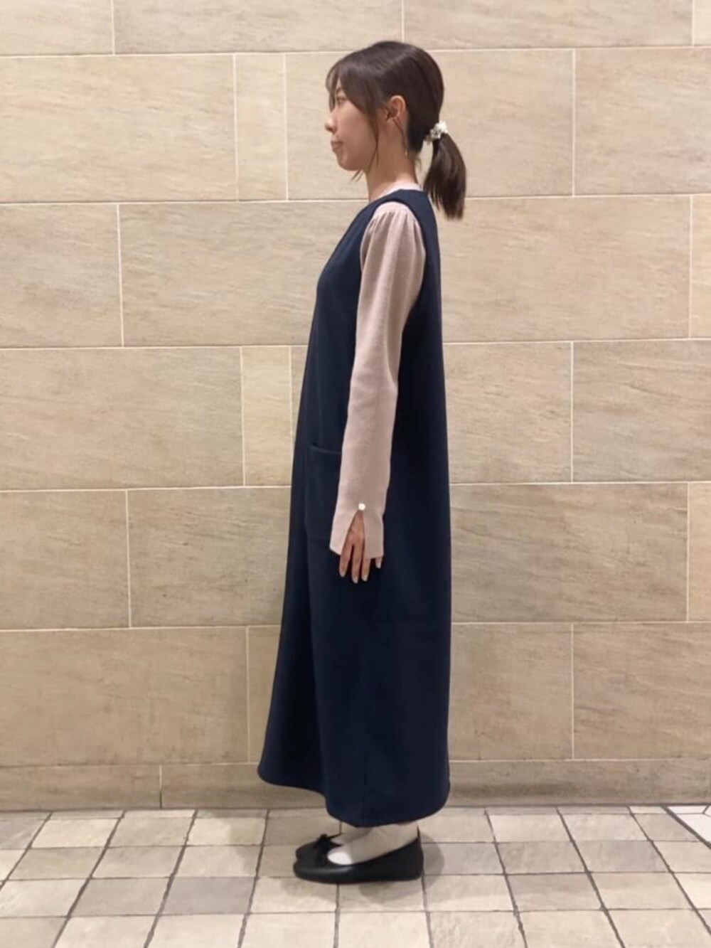 ブルー系のスカートを着用したレディースの冬コーディネートの3枚目の写真