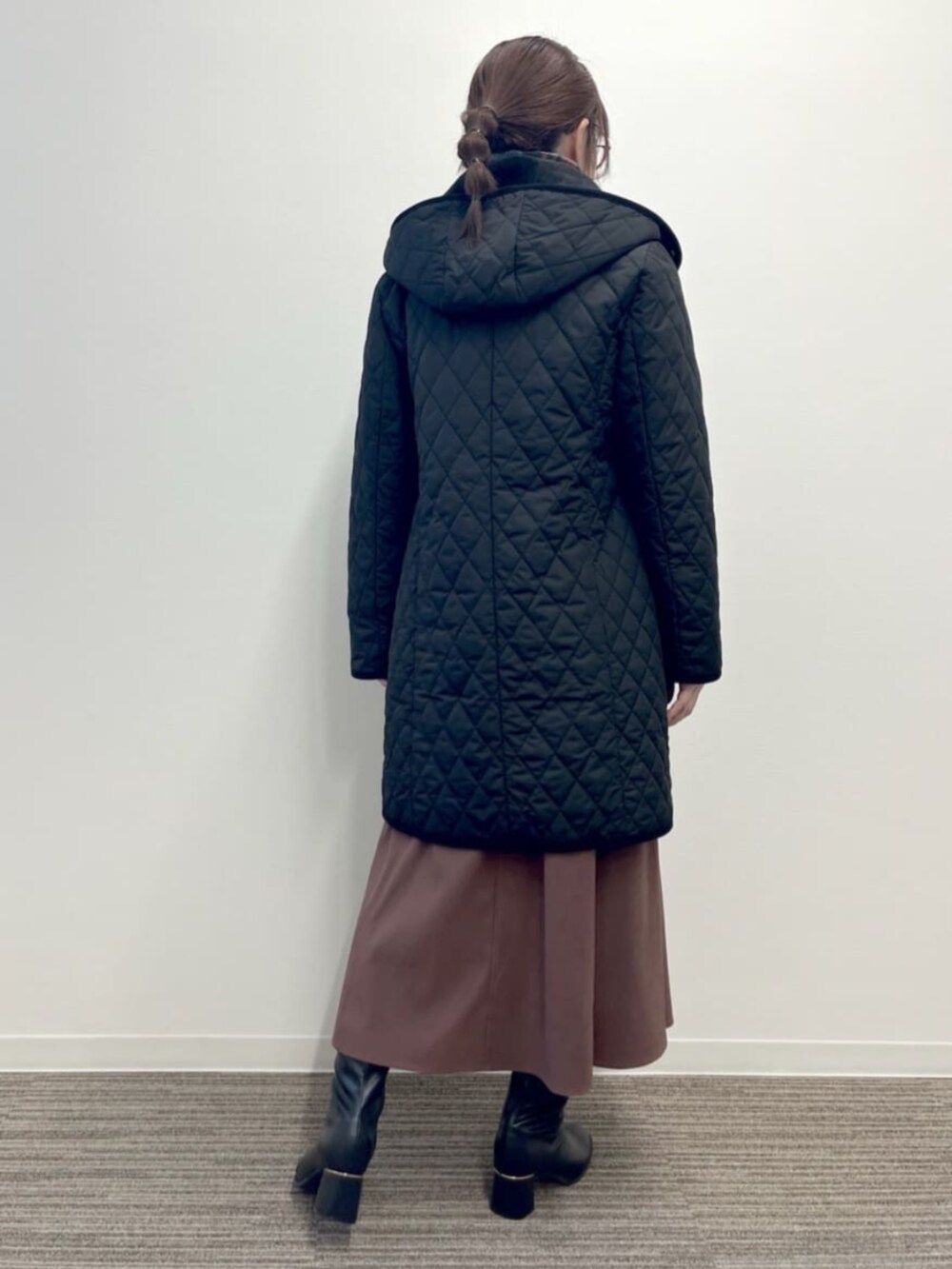 ブラック系のその他アウター、ブルー系のニット/セーター、ブラウン系のスカートを着用したレディースの冬コーディネートの3枚目の写真