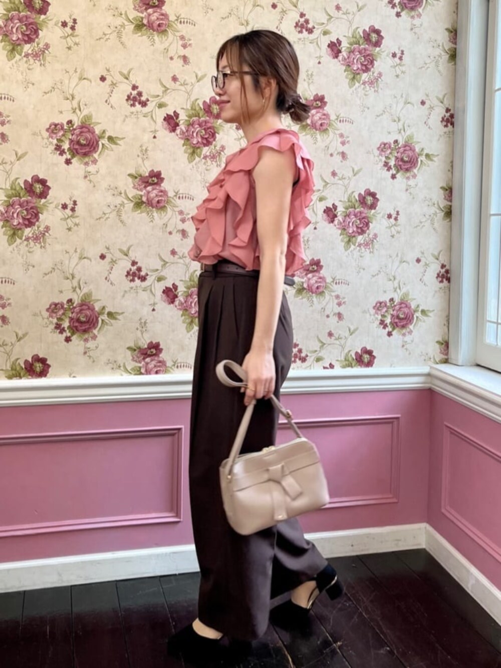 ピンク系のシャツ/ブラウス、ベージュ系のショルダーバッグを着用したレディースの秋コーディネートの2枚目の写真