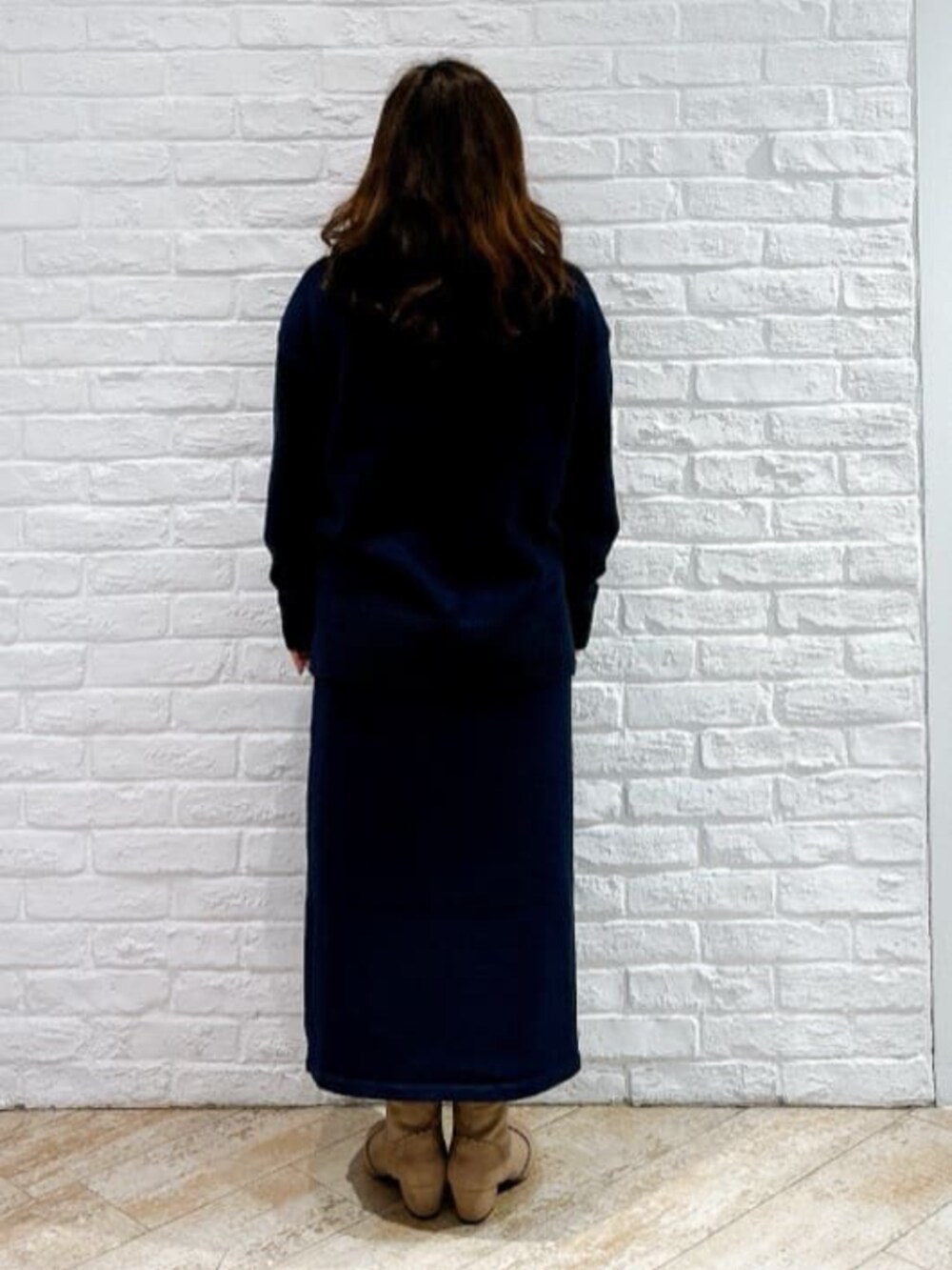 ベージュ系のブーツ、ブルー系のセットアップ、グレー系のその他アウターを着用したレディースの冬コーディネートの6枚目の写真