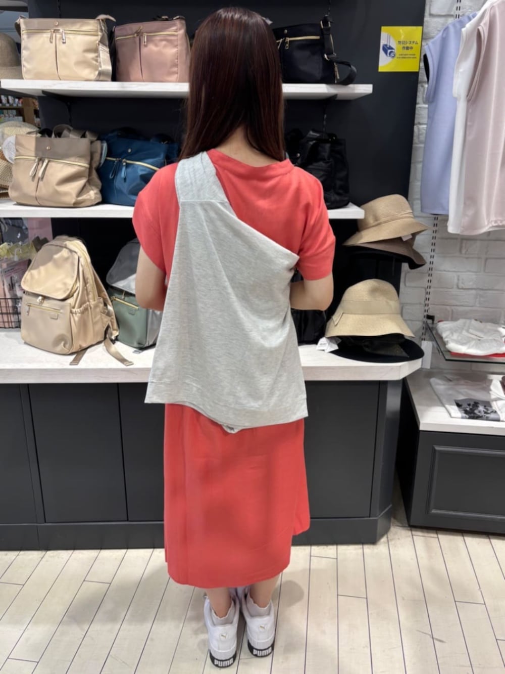 ピンク系のワンピース、グレー系のパーカーを着用したレディースの夏コーディネートの3枚目の写真