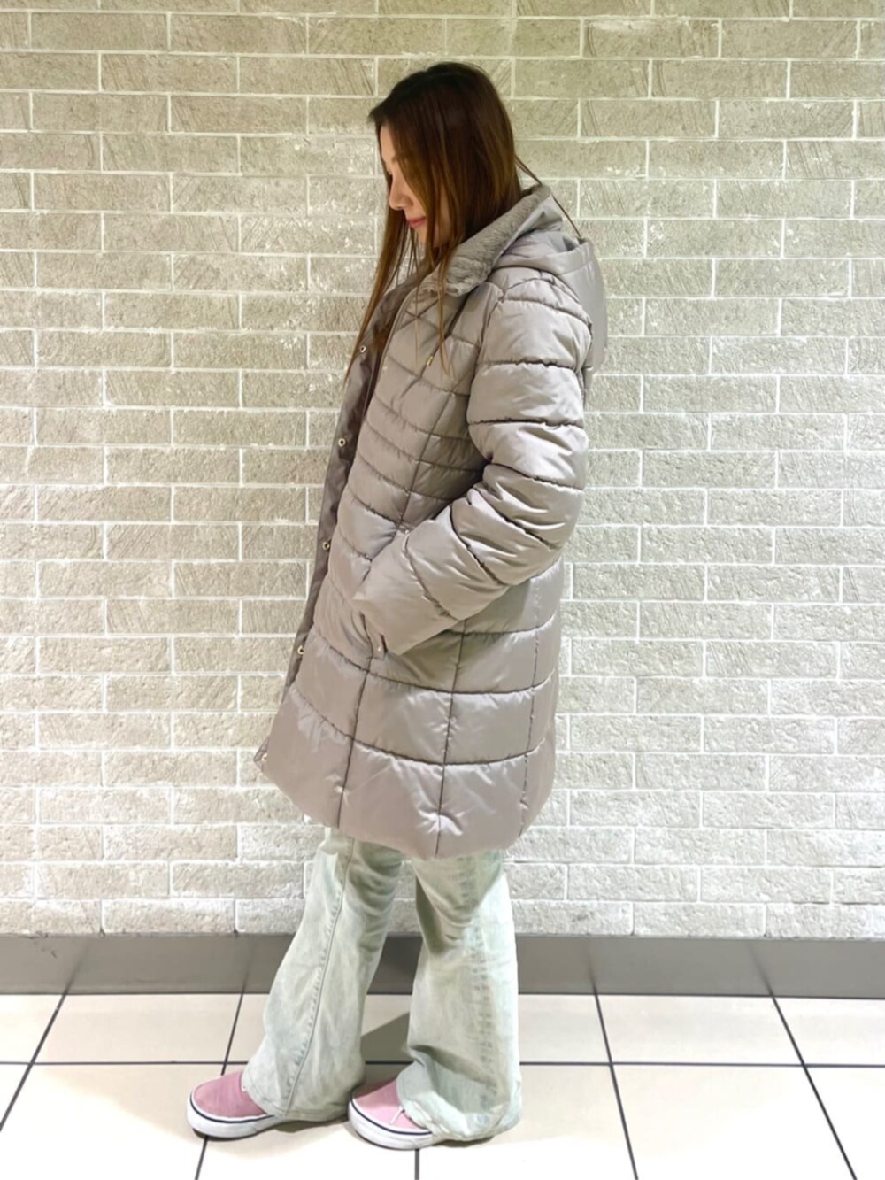 ブラウン系のその他アウター、レッド系のニット/セーターを着用したレディースの冬コーディネートの2枚目の写真