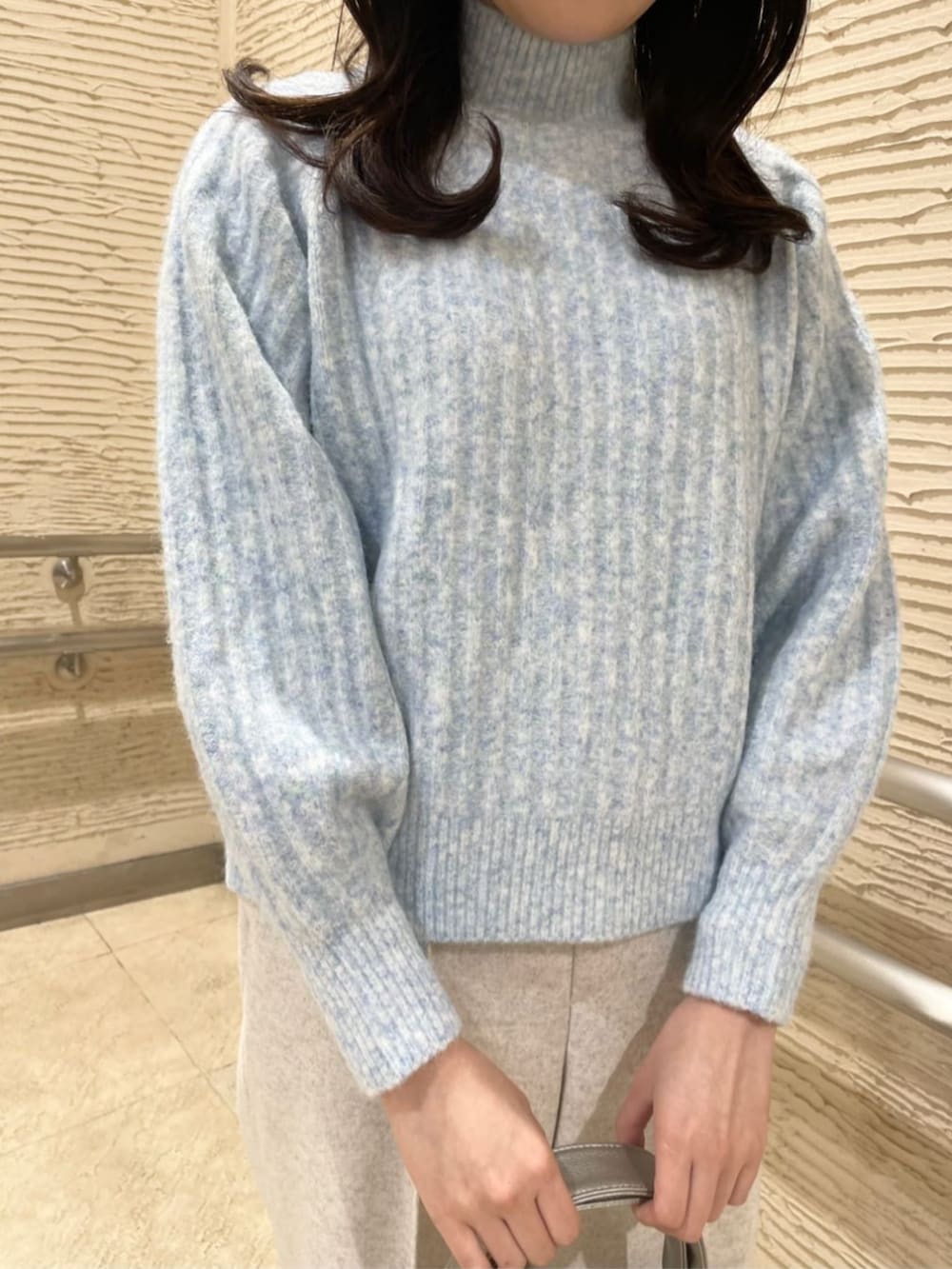 「冬のコーデ、オトナカジュアル、ラクチンコーデ、水色ニット、水色、水色×白、水色コーデ、メルトン、メルトンパンツ、シルバーバッグ、ITSDEMO」｜「ITS'DEMOの【履き心地柔らか／太めヒール／M・Lサイズ展開】ラインヒールブーツ（ブーツ、ブラック系）」を使った、ITS'DEMOスタッフさん（レディース・158cm）の冬コーディネートの4枚目の写真
