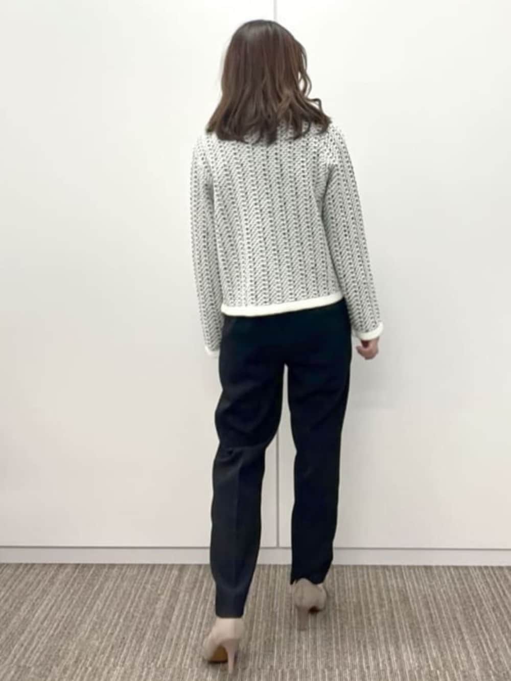 ブラック系のその他パンツ、ホワイト系のシャツ/ブラウス、ホワイト系のノーカラージャケットを着用したレディースの冬コーディネートの3枚目の写真